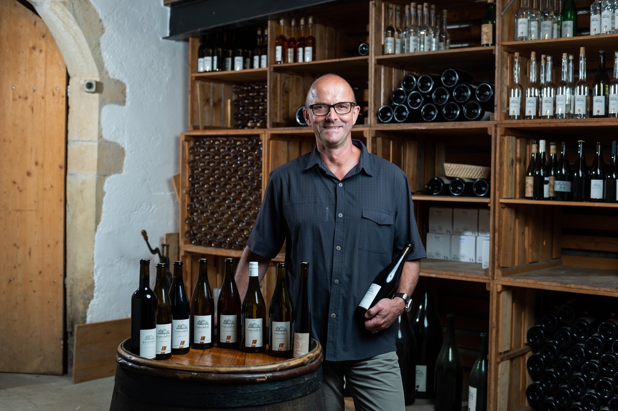 Alain Gerber avec les neuf vins qu'il a présentés à la Sélection cantonale.