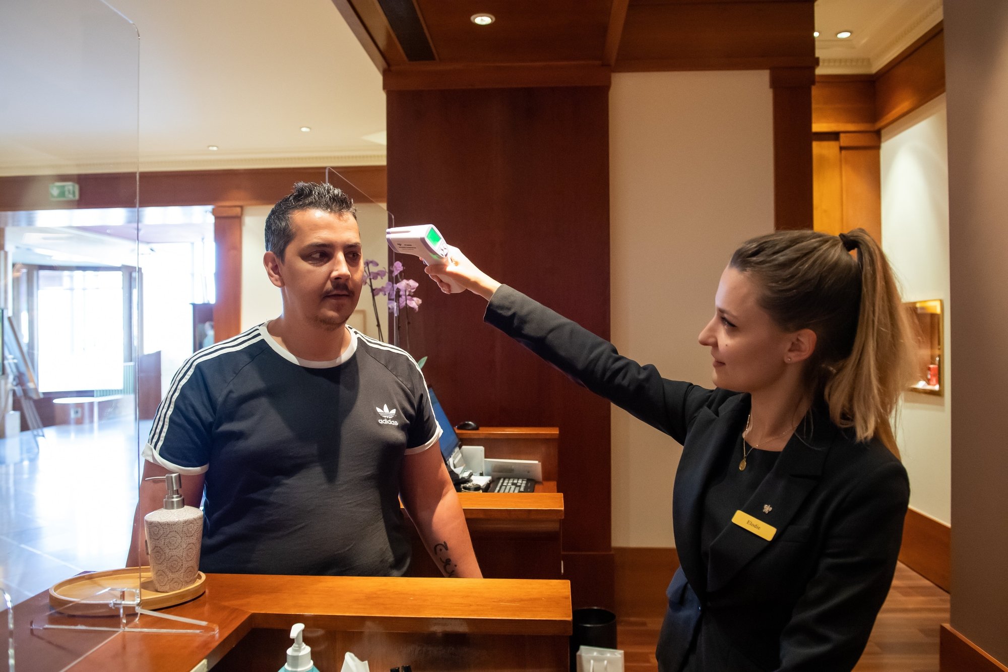 Avant de prendre son service, chaque employé de l'hôtel Beau-Rivage doit passer par la réception et se faire prendre la température.