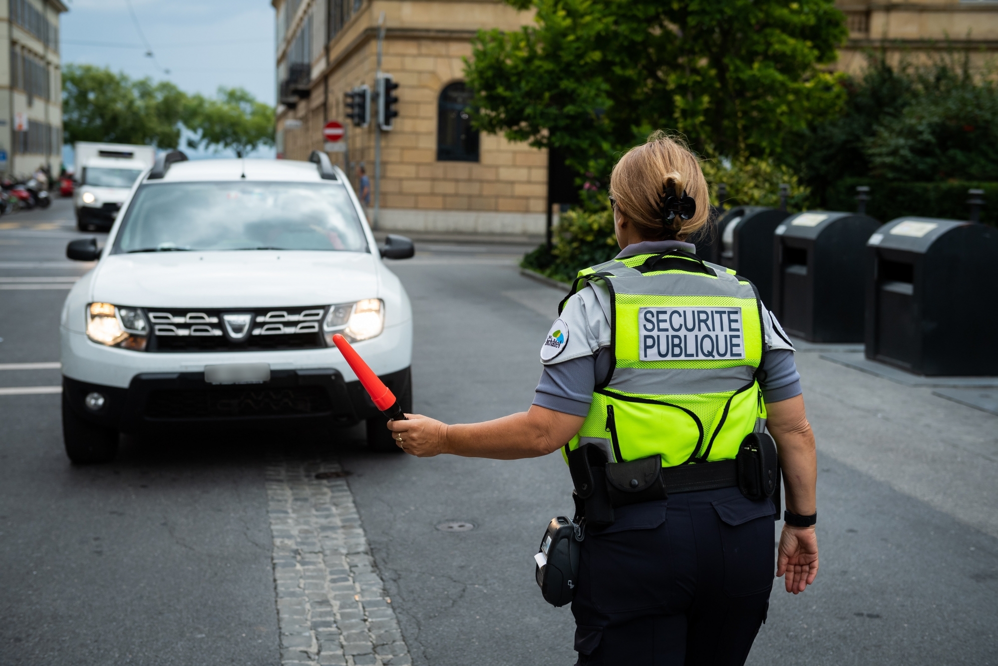 Les agents de la sécurité publique contrôlent les autorisations des véhicules entrant dans la zone piétonne.