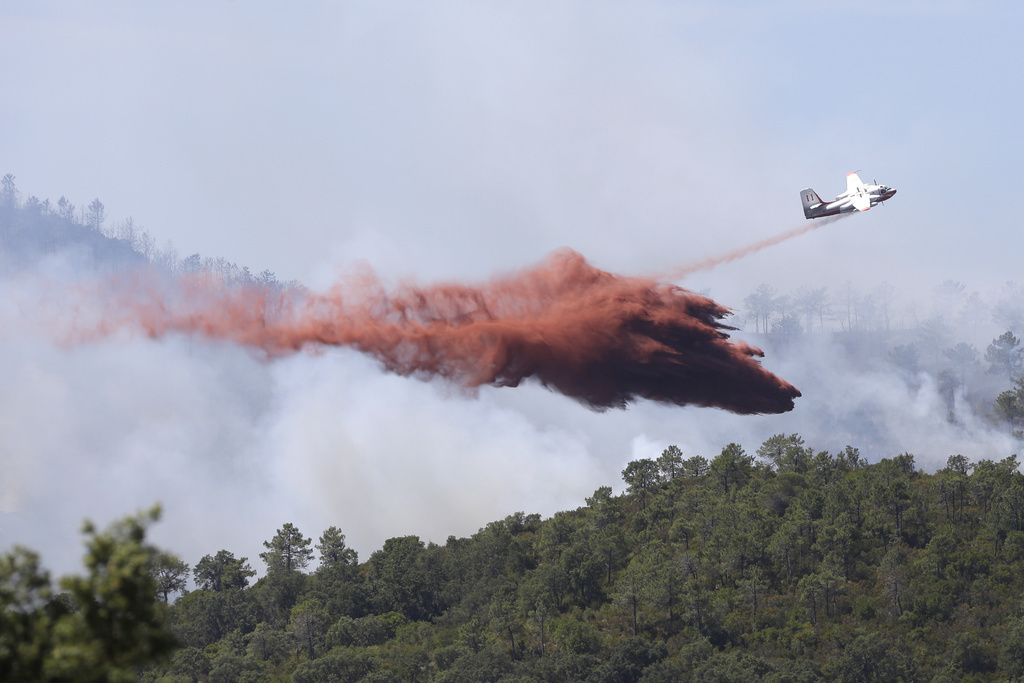 Les pompiers ont reçu l'appui de plusieurs avions et hélicoptères bombardiers d'eau.