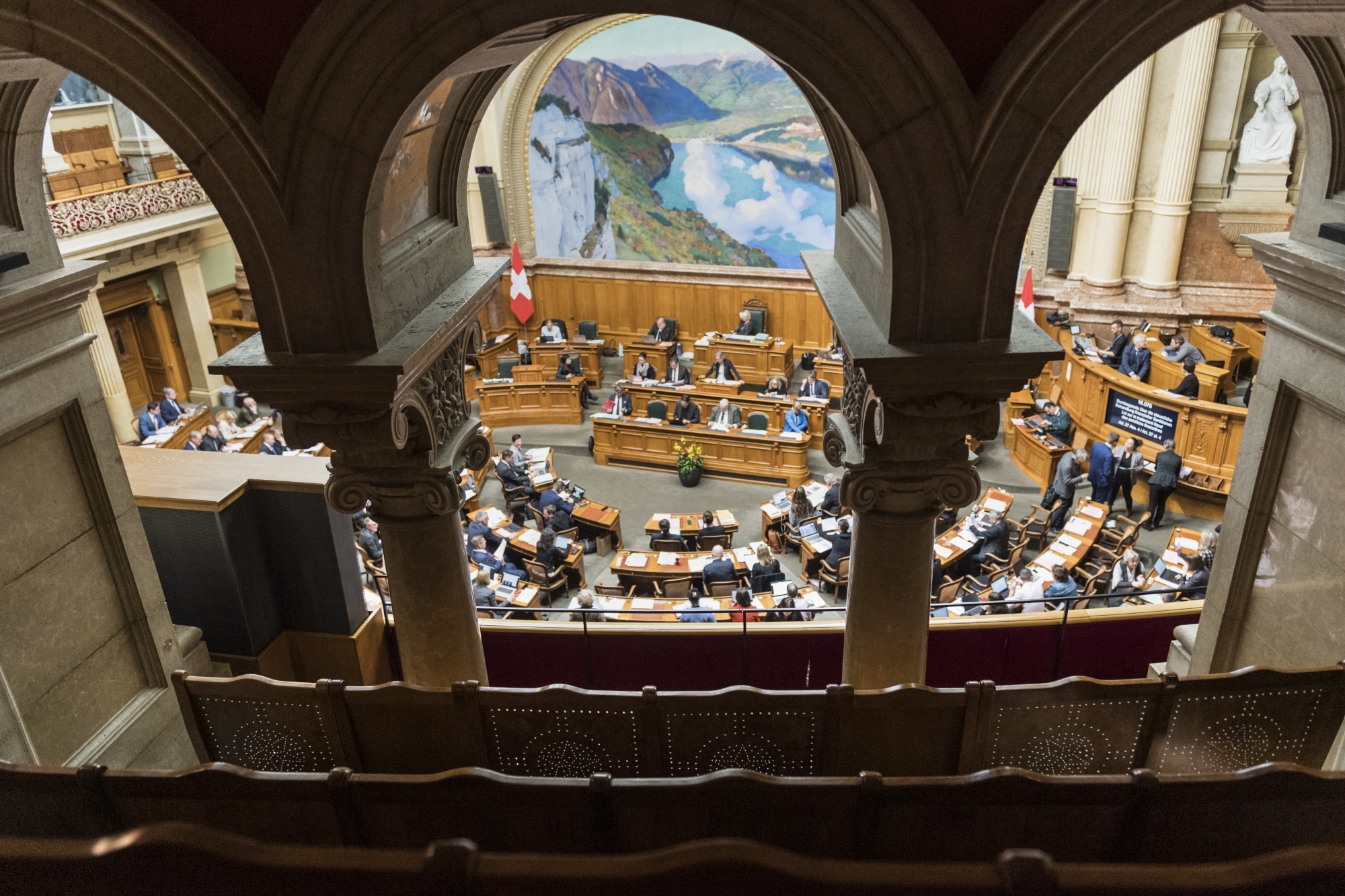 Die Zuschauersitze sind unbesetzt am ersten Tag der Fruehlingssession der Eidgenoessischen Raete, am Montag, 2. Maerz 2020 im Nationalrat in Bern. Aufgrund der Situation um den neuen Coronavirus, sind waehrend der Fruehlingssession keine Besuche im Parlamentsgebaeude zugelassen. (KEYSTONE/Alessandro della Valle)