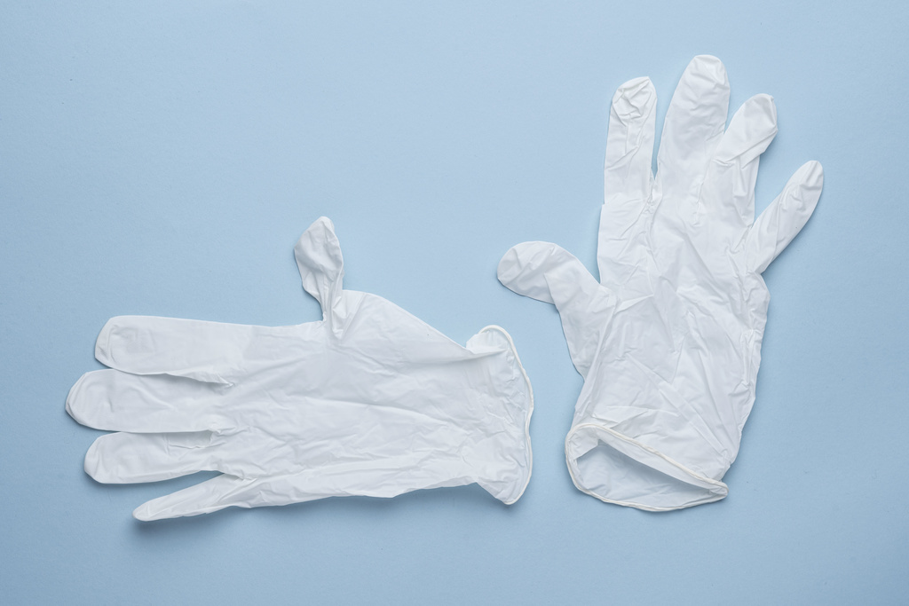 L'usage de gants en plastique est déconseillé par les experts de la santé qui recommandent plutôt le lavage des mains avec du savon. (KEYSTONE/Christian Beutler)
