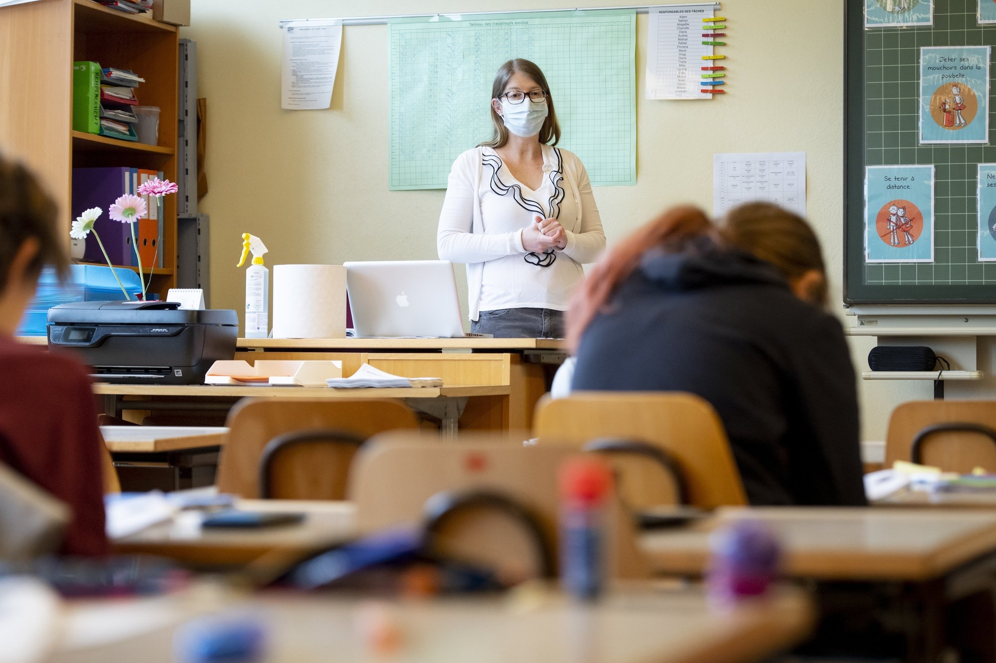Une enseignante porte un masque dans une école à Morges.