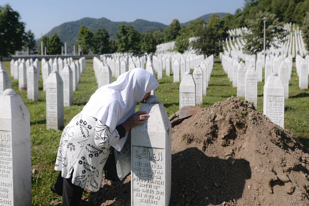 Les musulmans de Bosnie ont commémoré le génocide d'il y a 25 ans dans le cimetière du Centre mémorial du génocide, à Potocari, un village près de Srebrenica.