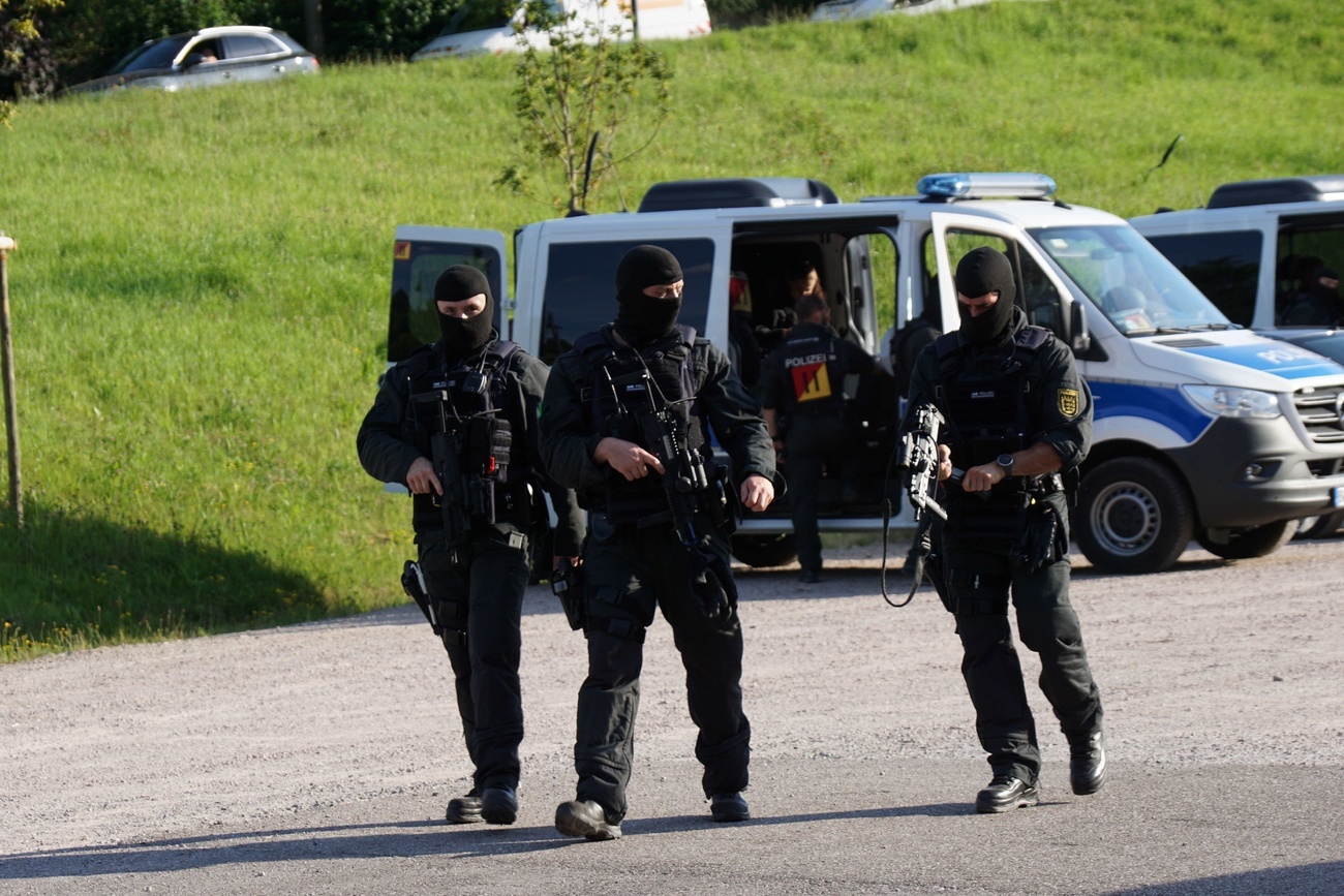 Des centaines de policiers allemands sont actuellement à la recherche du fuyard. 