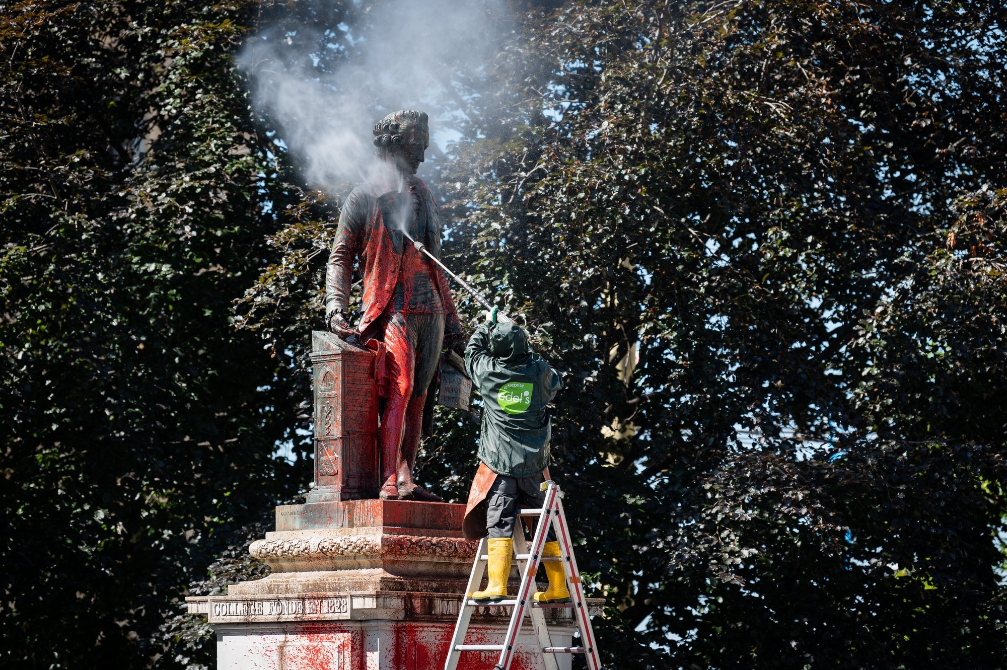 A l'instar des autorités neuchâteloises, nos lecteurs réagissent aux déprédations dont la statue de David de Pury a été l'objet.
