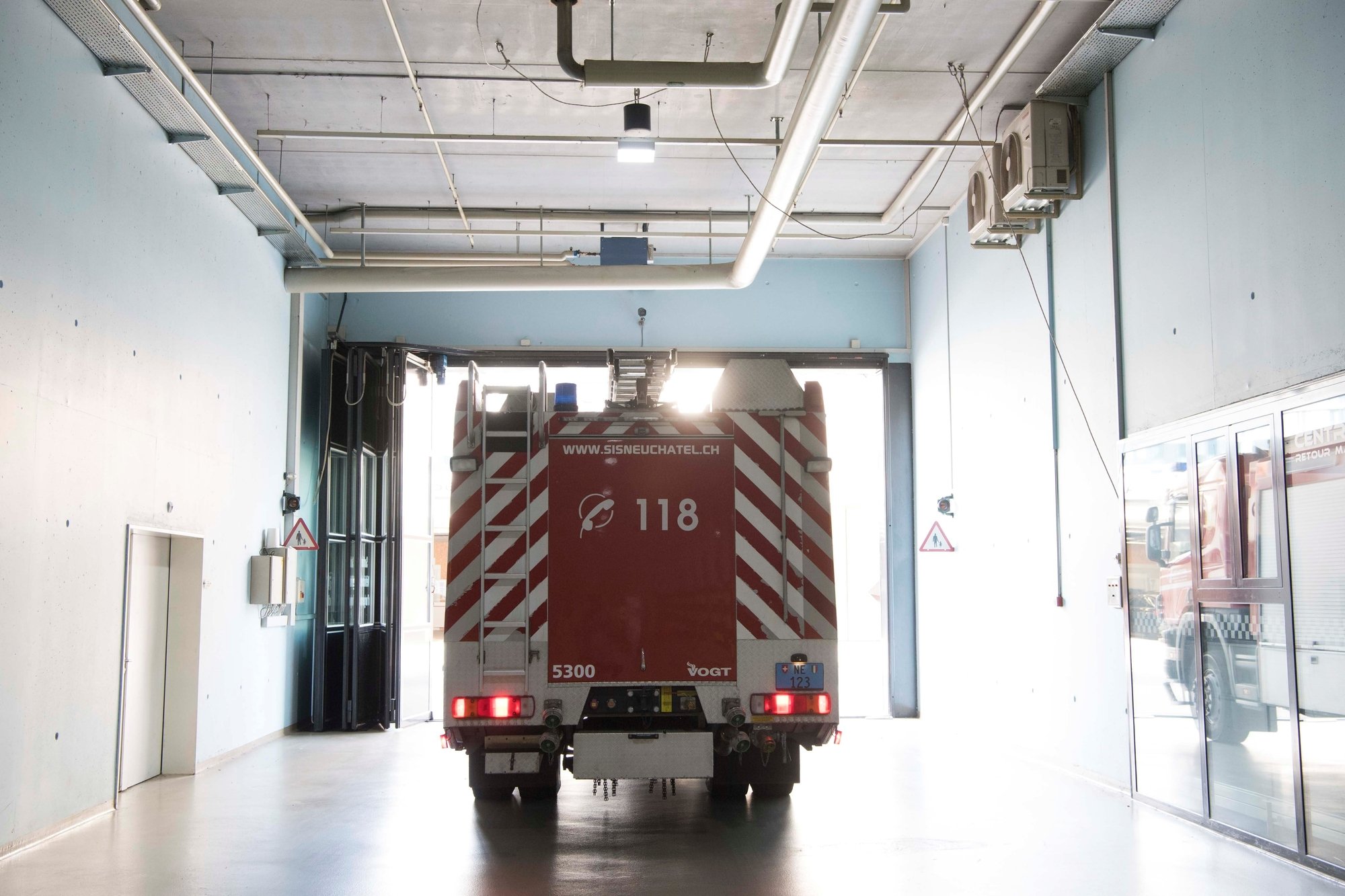 Les pompiers du Service d’incendie et secours des montagnes sont intervenus pour un dégagement de fumé dans un garage à La Chaux-de-Fonds.