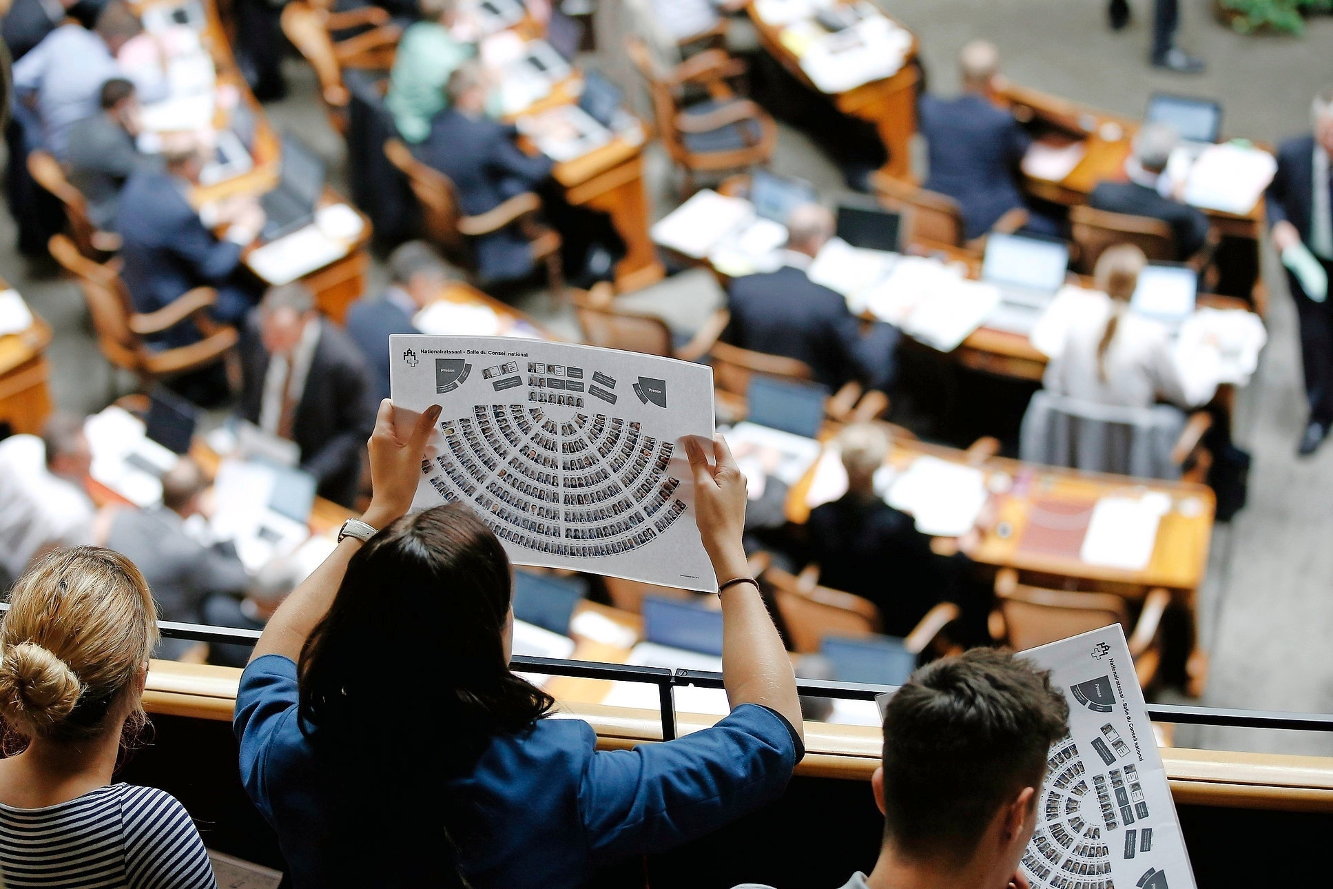 Besucher auf der Zuschauertribuene studieren die Sitzordnung im Saal waehrend einer Debatte im Nationalrat, am Donnerstag, 26. September 2013 waehrend der Herbstsession der Eidgenoessischen Raete in Bern. (KEYSTONE/Peter Klaunzer)
ArcInfo