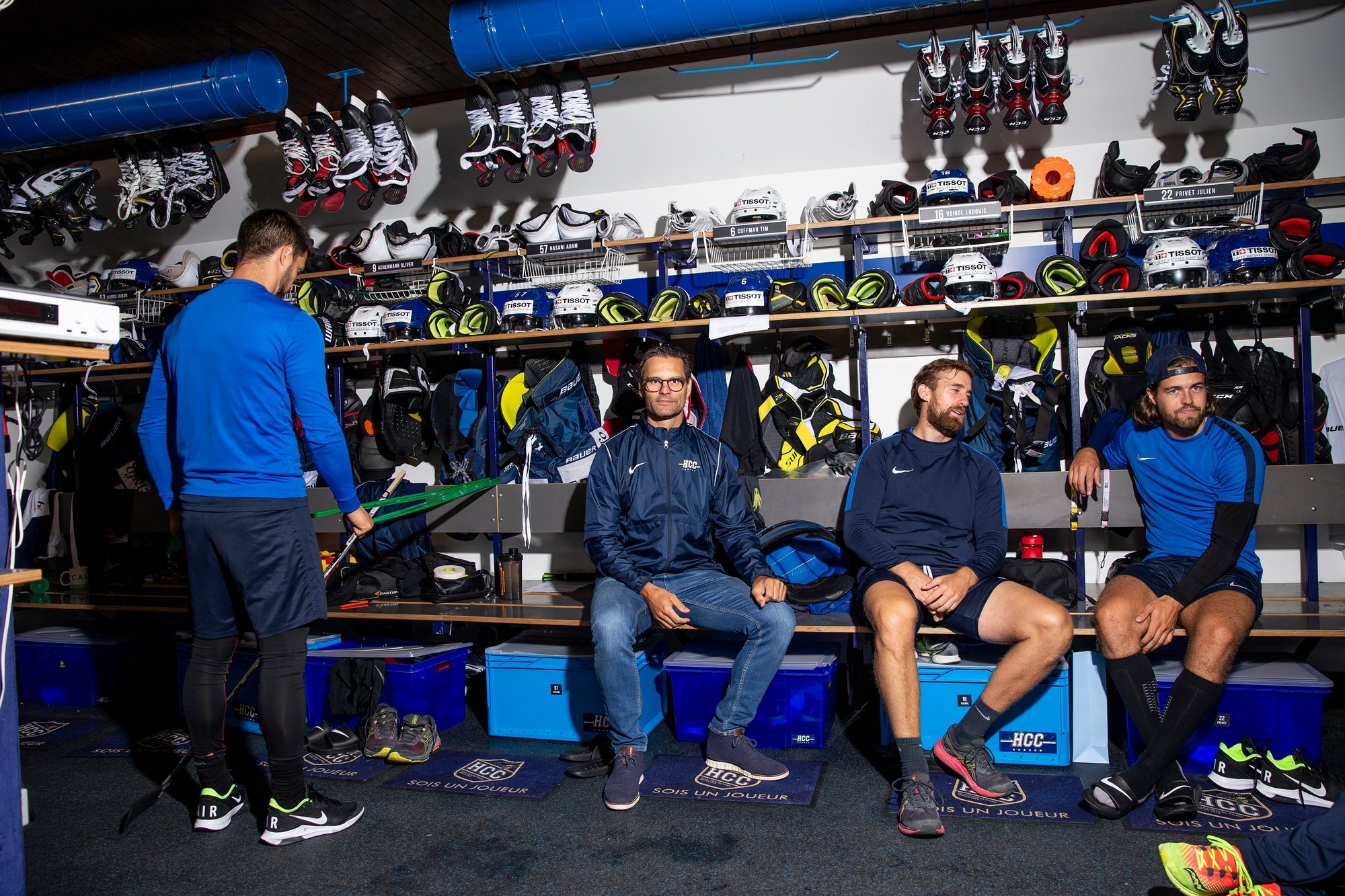 Joueurs et entraîneurs du HCC doivent encore patienter avant de retrouver la glace.