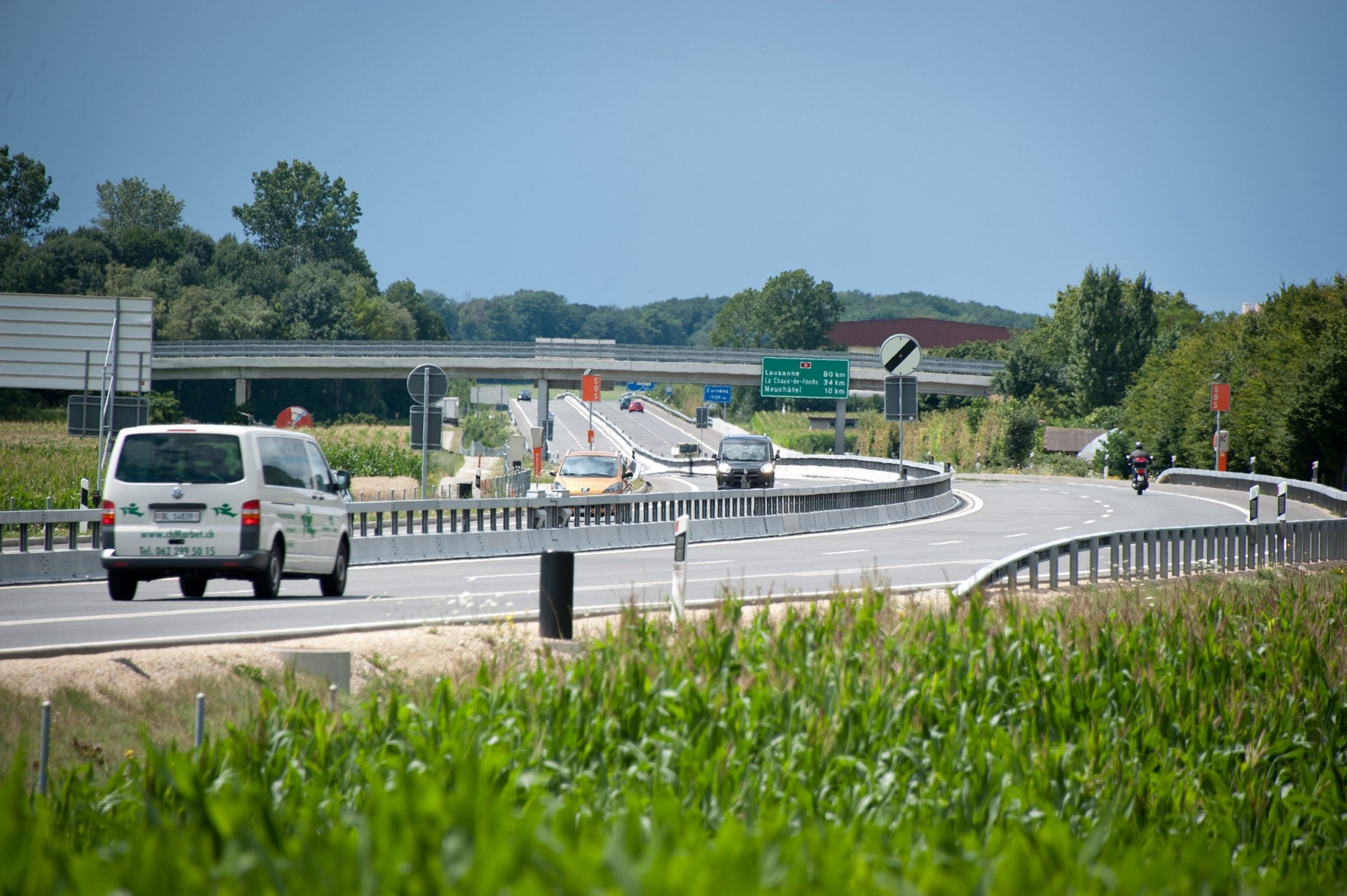 En entrant sur l'autoroute A5, l'automobiliste du Landeron a percuté la glissière de sécurité à la hauteur de la Thielle.