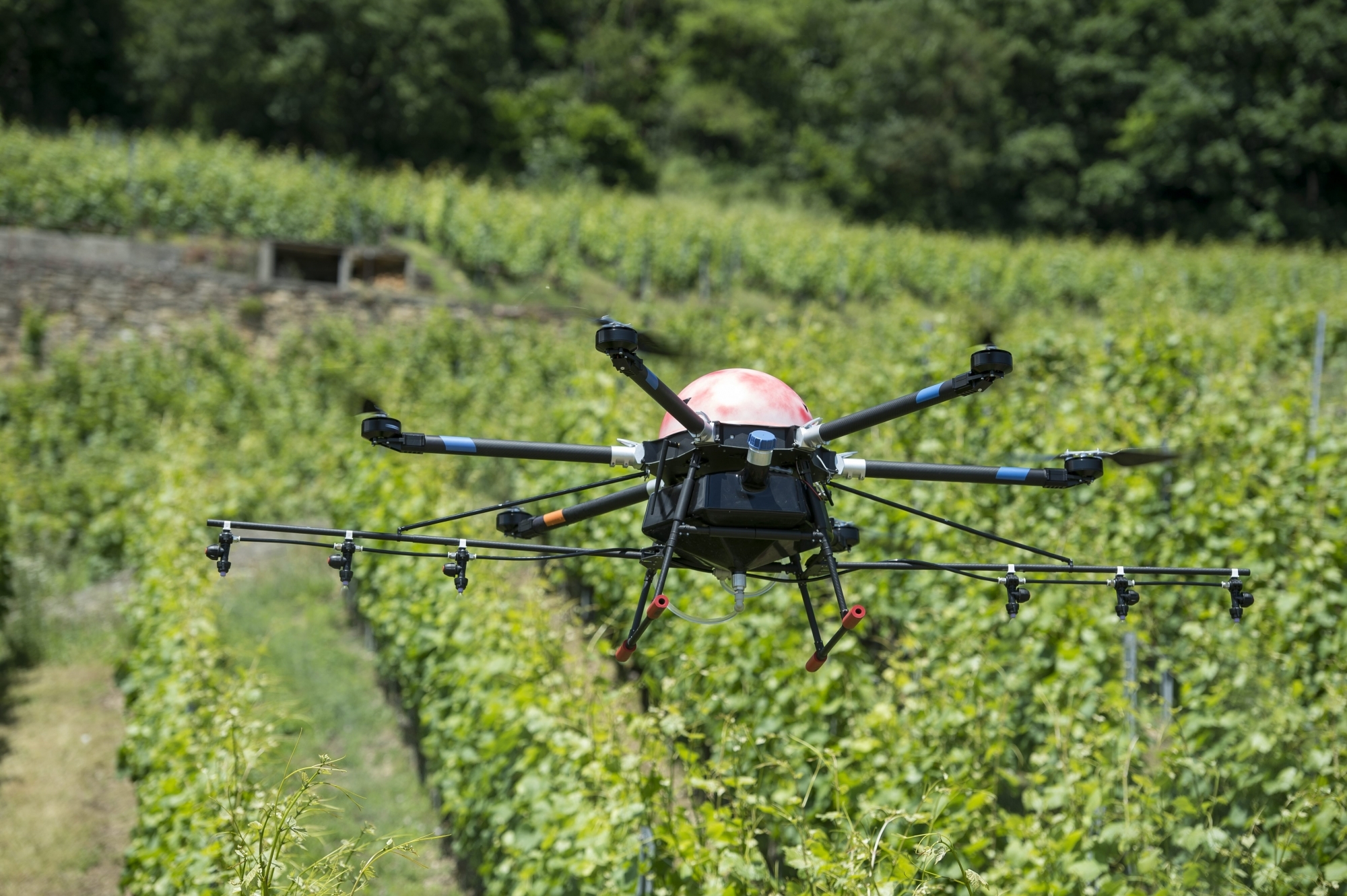 C'est un drone du même type qui a été présenté ce mercredi à Bevaix. Il est capable d'embarquer vingt litres de produits phytosanitaires (photo d'illustration).