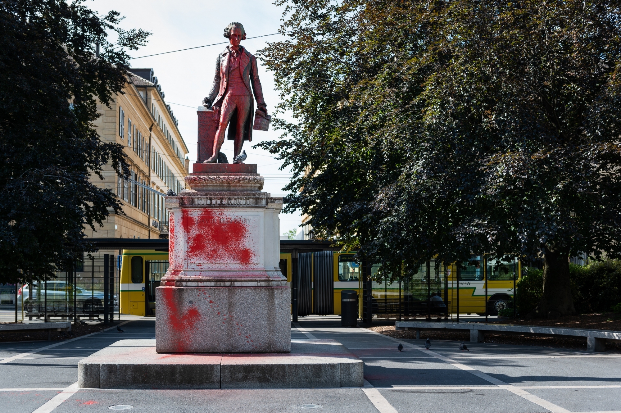 Dans la nuit de dimanche à lundi 13 juillet, la statue de David de Pury, au centre de Neuchâtel, a été recouverte de peinture rouge.
