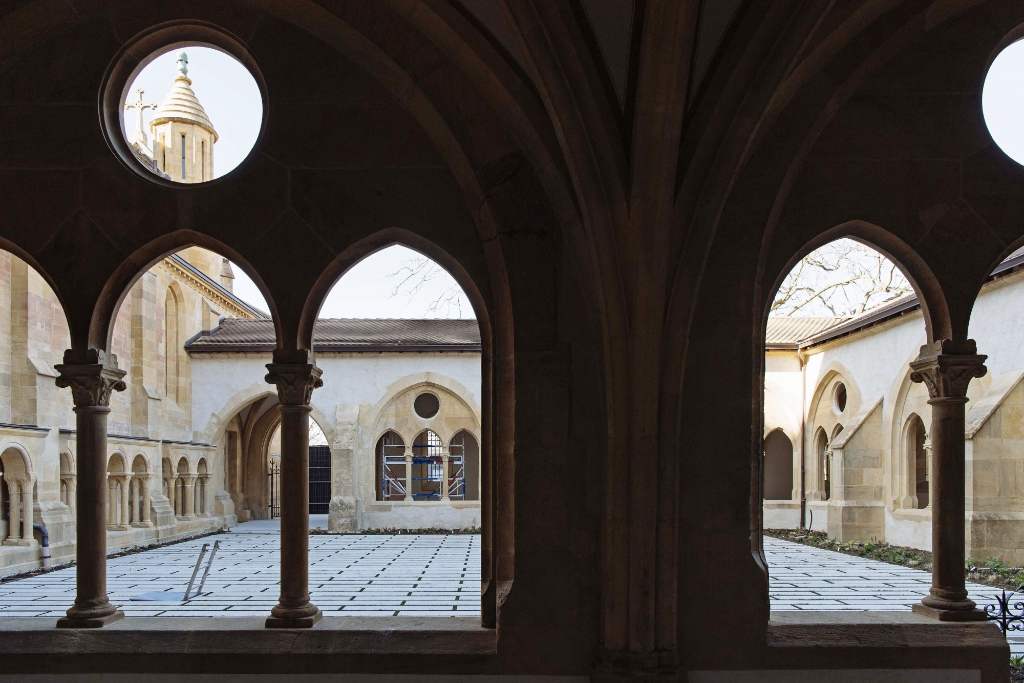 Le cloître, son rôle et ses mystères dévoilés dans le cadre d'une exposition.