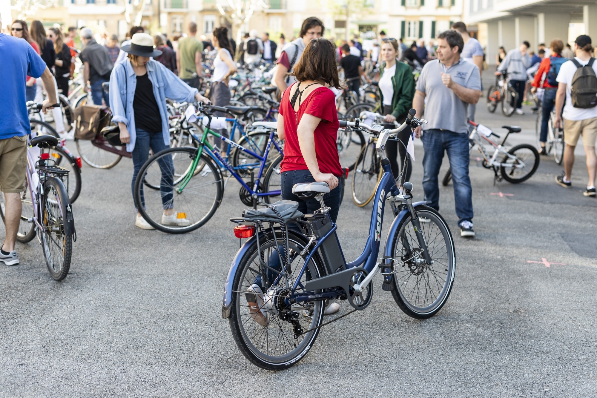 En avril 2018, la bourse aux vélos attirait déjà la foule au collège de la Promenade à Neuchâtel.