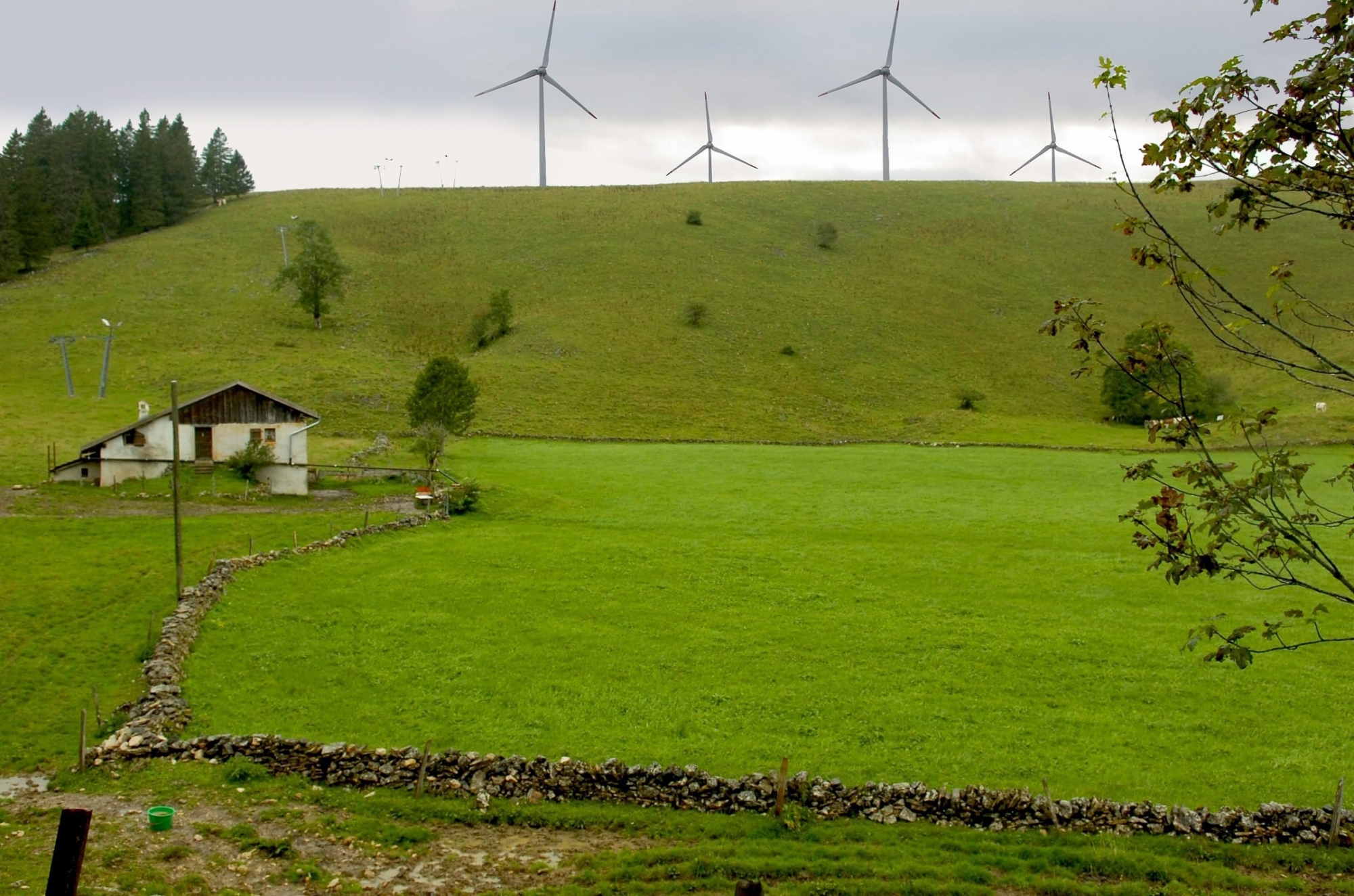 Le site d'implantation au Crêt-Meuron prévoit d'accueillir 7 éoliennes. (photomontage)