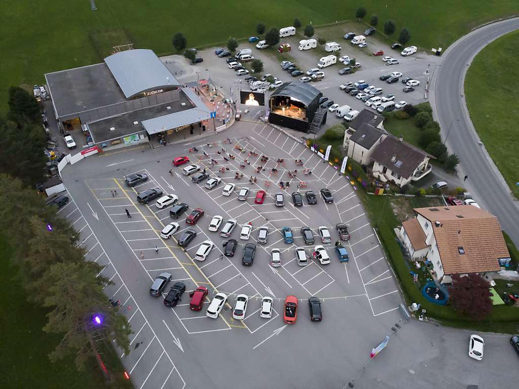 Les artistes se produisent en direct et en plein air sur une scène aménagée sur le parking des remontées mécaniques de Charmey.