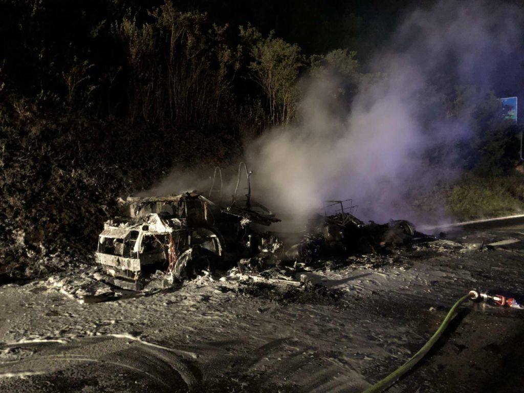 La carcasse du camping-car qui a pris feu sur l'A12.