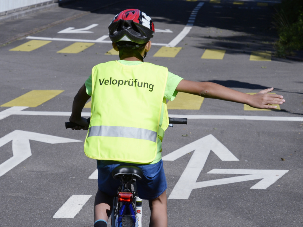 Un trajet à vélo permet aux enfants d'apprendre à se comporter de manière sûre dans la circulation routière, estime le TCS.