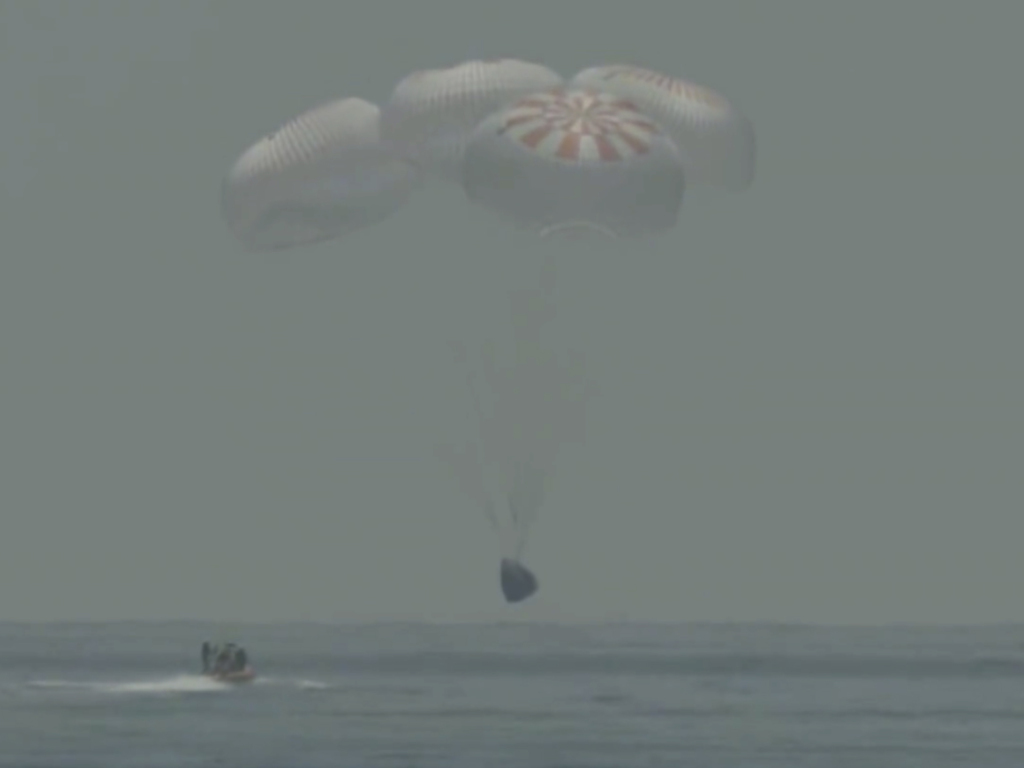 En moins d'une heure, à bord du Dragon de SpaceX, Bob Behnken et Doug Hurley sont passés d'une vitesse de 28'000 km/h en orbite à une vitesse de 24 km/h au moment de l'amerrissage, quatre grands parachutes s'étant ouverts comme prévu après la brûlante rentrée atmosphérique.