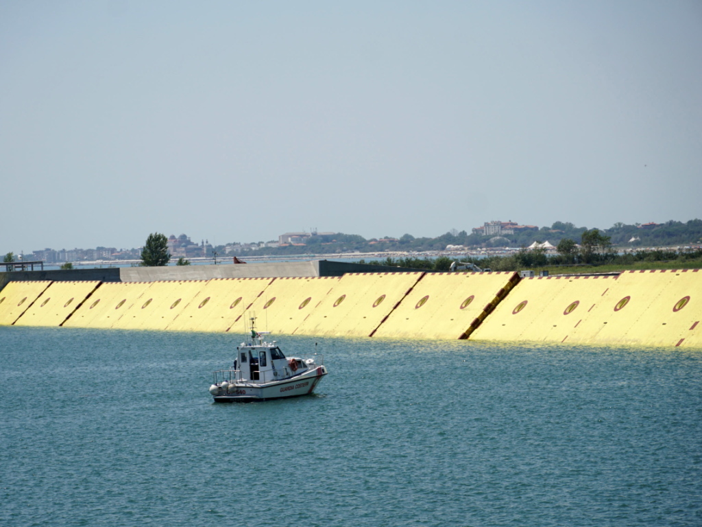 Le projet MOSE (Moïse en italien, Module expérimental électromagnétique) est un système d'ingénierie complexe devant permettre "l'imperméabilisation" de Venise grâce à 78 digues placées aux points d'entrée de la lagune.