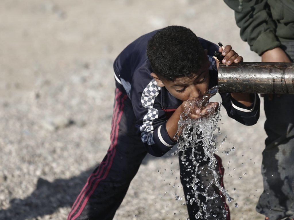 Les enfants sont notamment exposés au "plomb dans l'eau provenant de l'utilisation de tuyaux" faits dans ce métal (illustration).