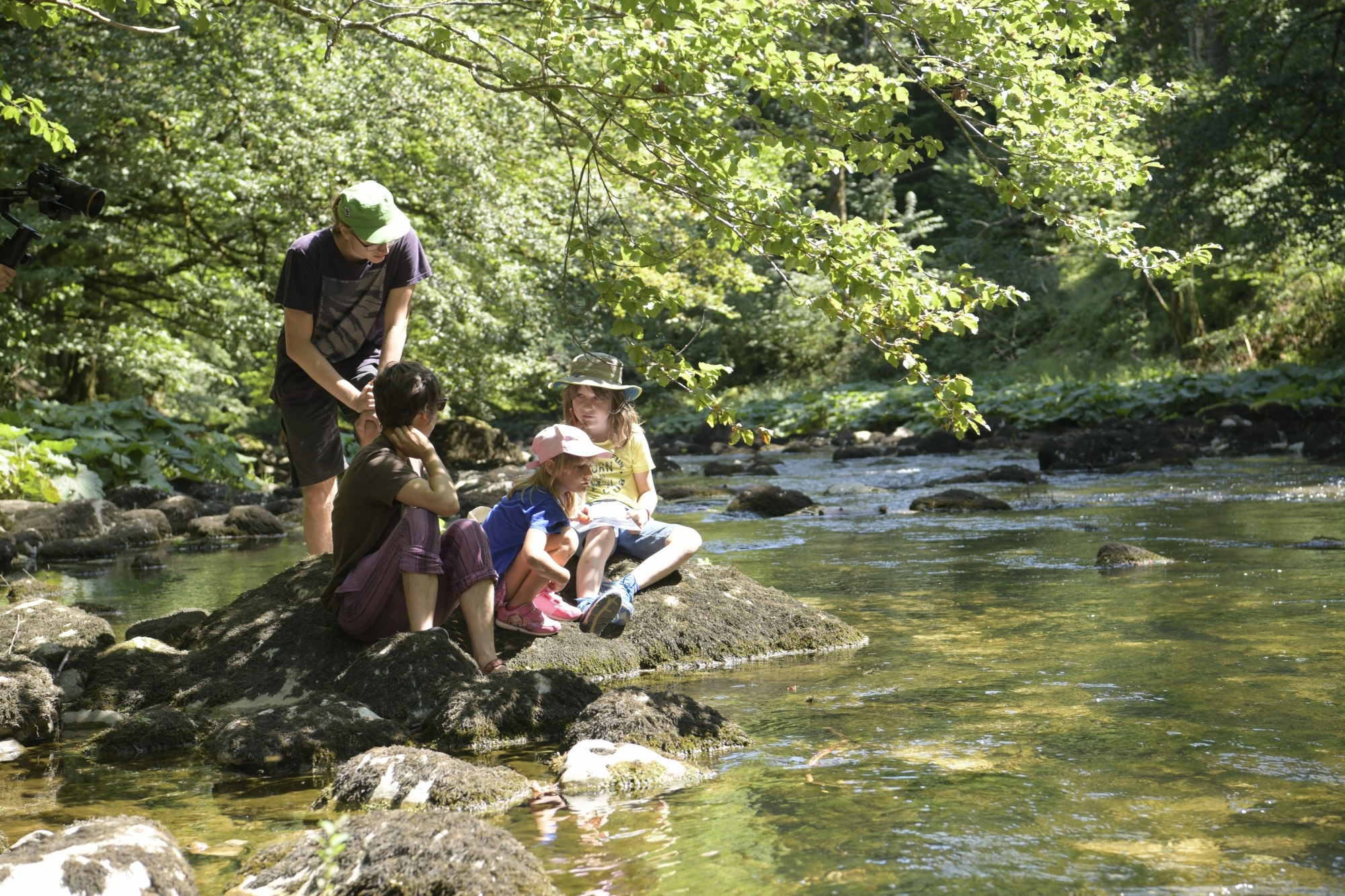 Les enfants ont ausculté l'Areuse sous toutes ses coutures, à Champ-du-Moulin.