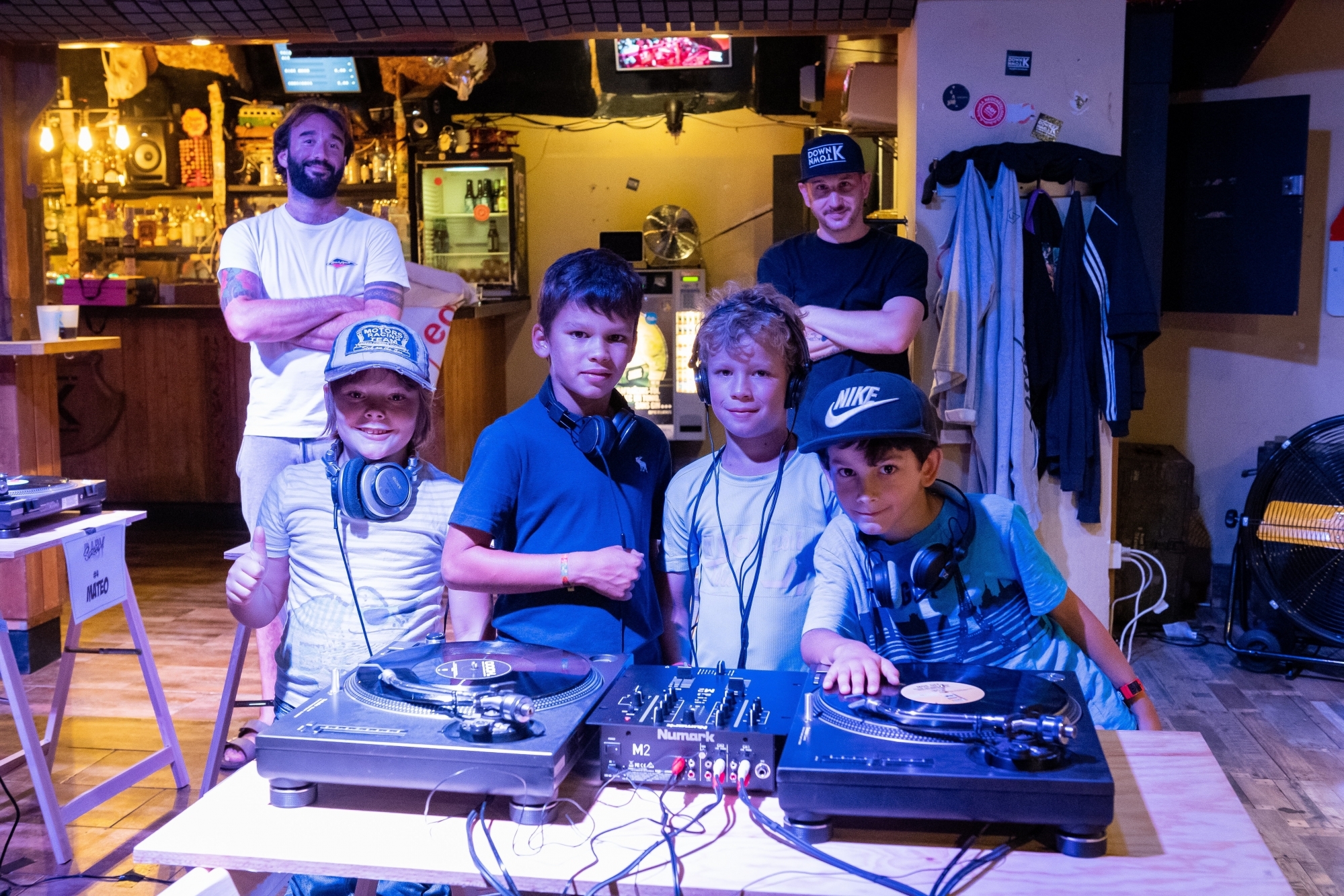 Babyscratch au DowntownK, cours de DJ pour enfants. Thomas Menant (à g.) et DJ Vastrez (à dr.) Les enfants: Noam, Mateo, Marlo et Pablo (de g. à dr.)