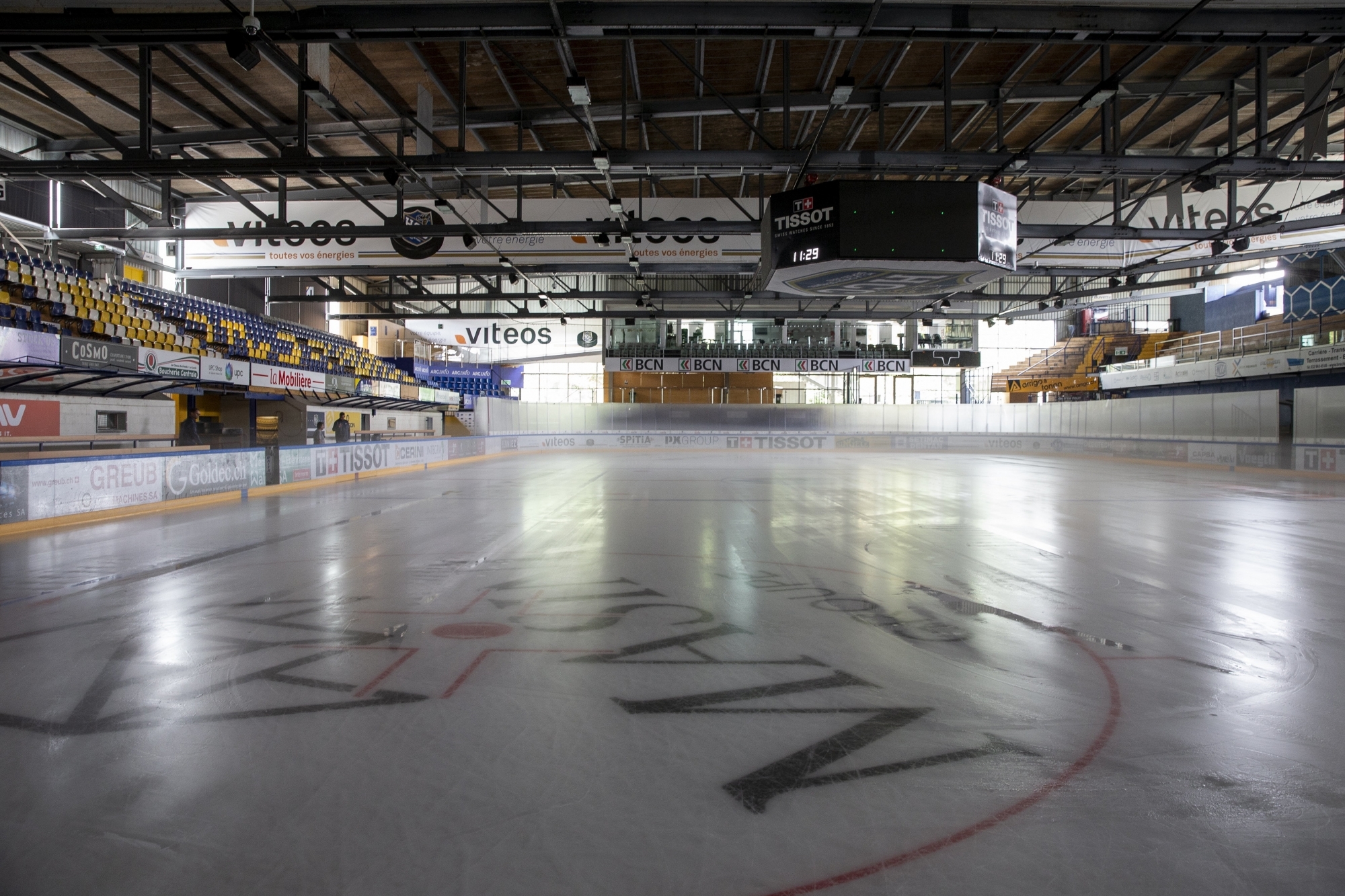 La glace était impraticable pour les joueurs du HC La Chaux-de-Fonds ce lundi matin aux Mélèzes.