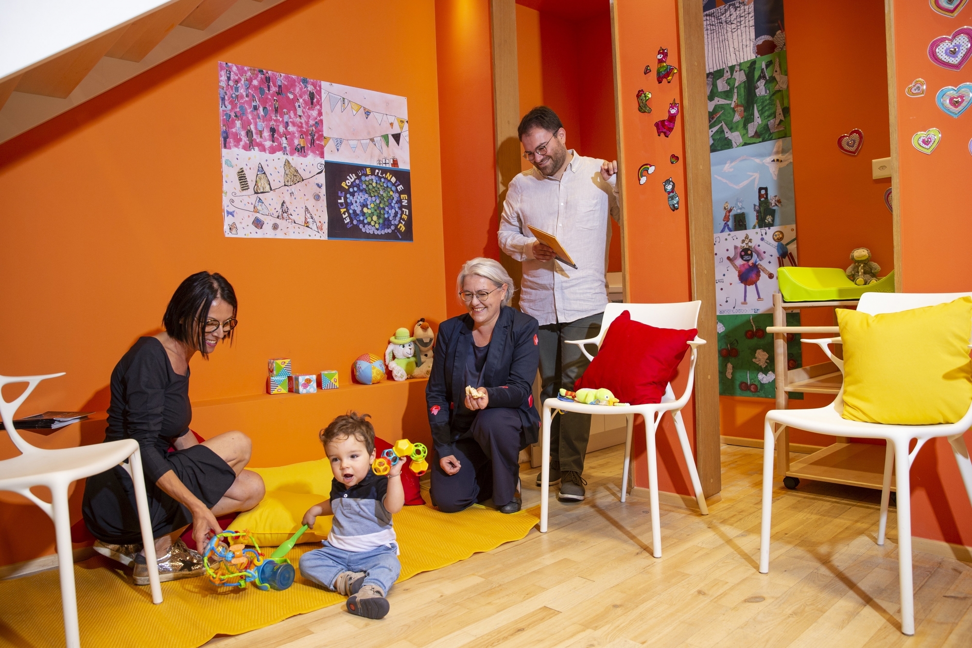 Patricia Schilling, son petit-fils Aydin, Anne-Françoise Loup et Fabio Bongiovanni (de g. à dr.) dans le nouvel espace parents-enfants du magasin Eau p'tit marché.