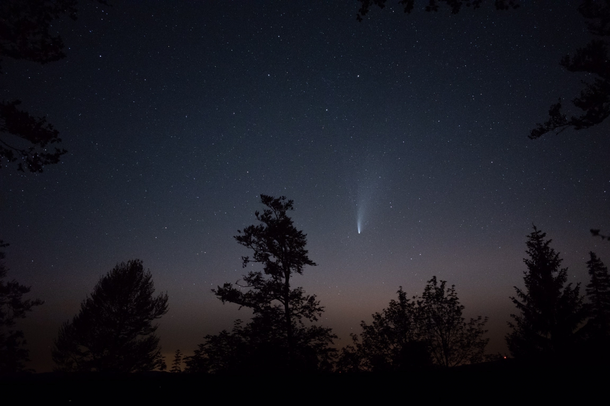 La comète Néowise photographiée depuis le Creux-du-Van, le 21 juillet 2020 au matin, par Michael Bazzan.