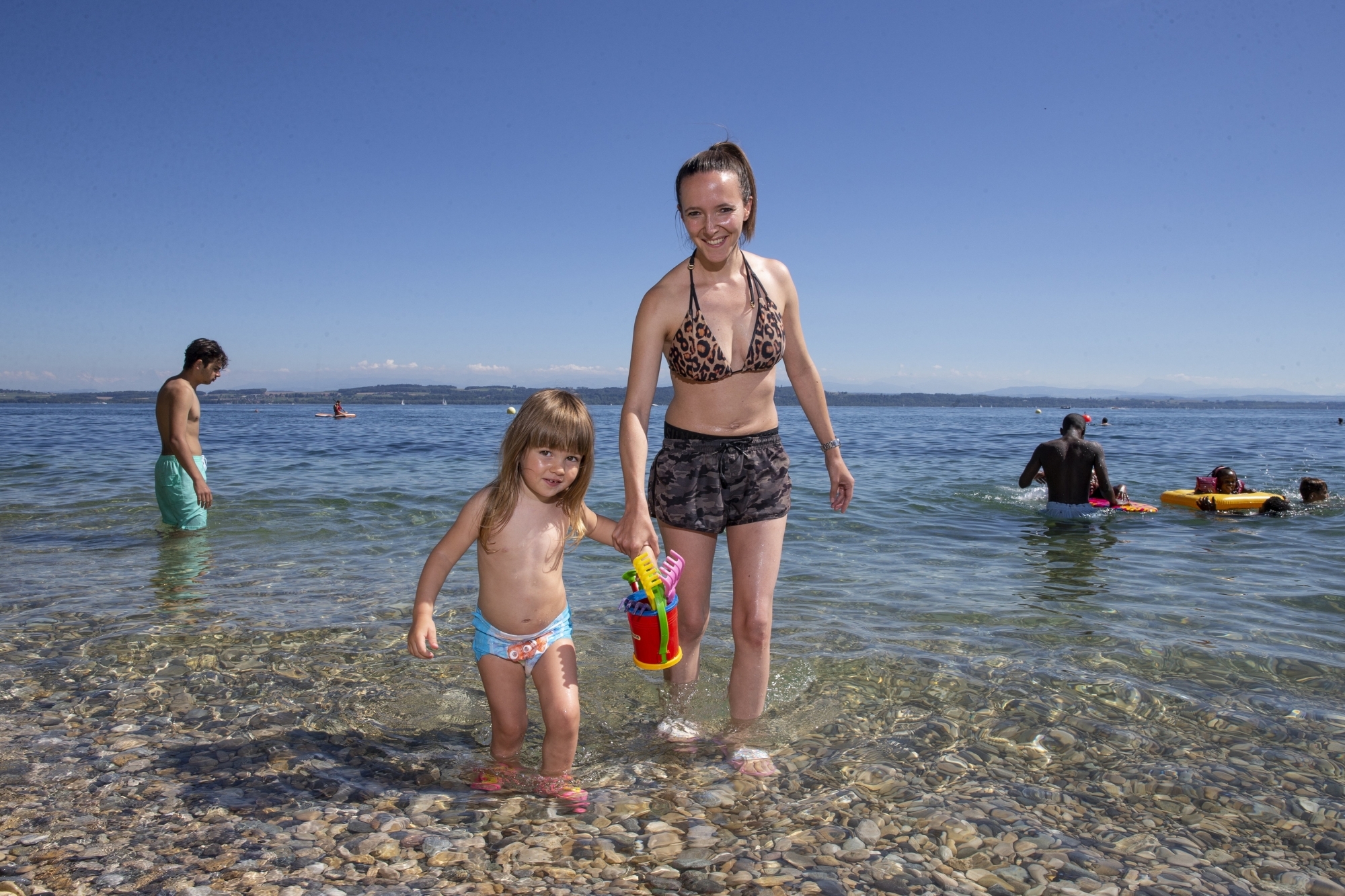 Le lac a retrouvé ses adeptes. Yasmine et sa maman Audrey profitent de l'eau aux Jeunes-Rives.