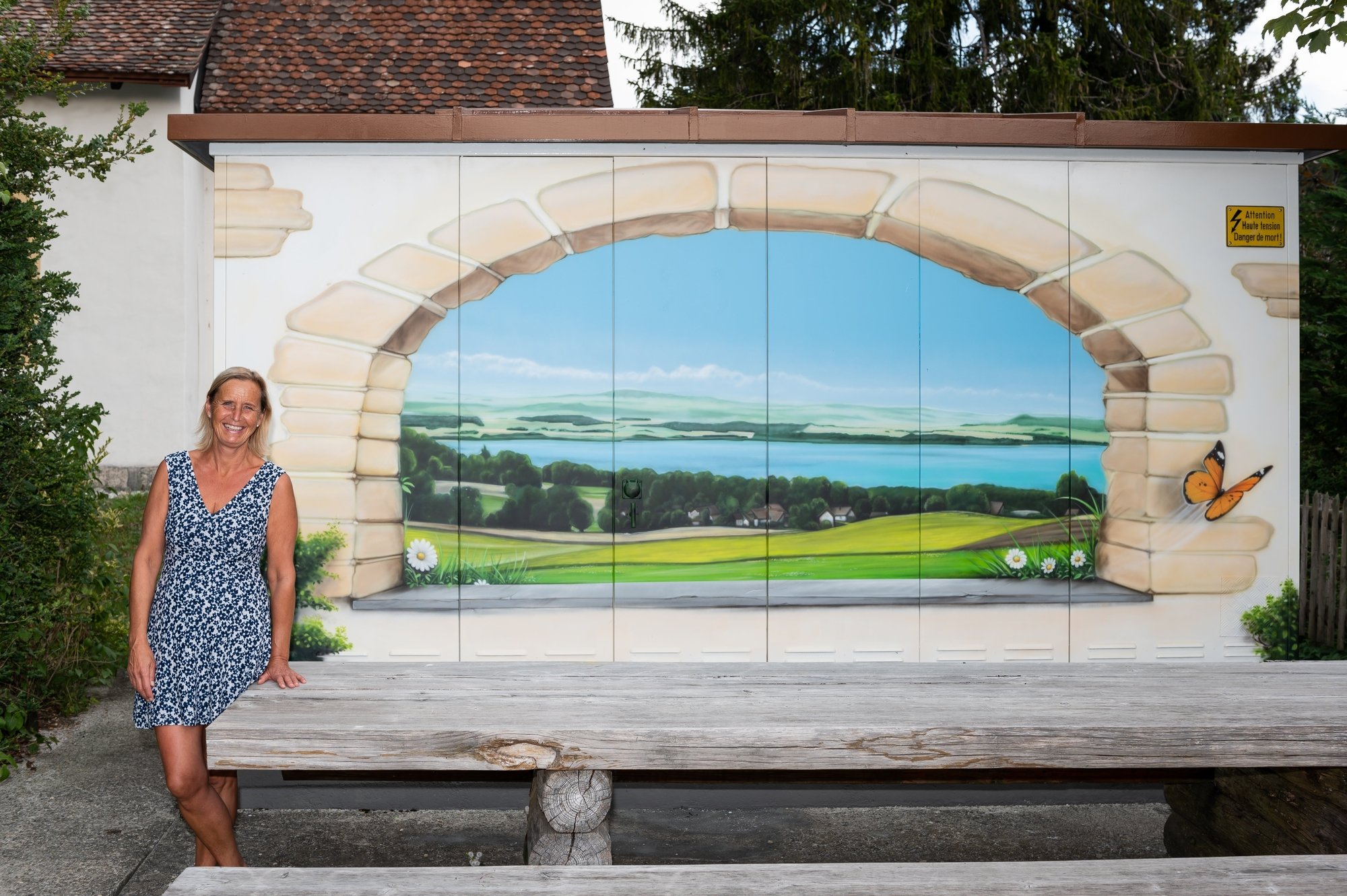 Constanze Bonardo, ancienne présidente de l'association Anim'Enges, présente la fresque du graffer Kesh.

Enges, le 16 septembre 2020.
Photo: Lucas Vuitel