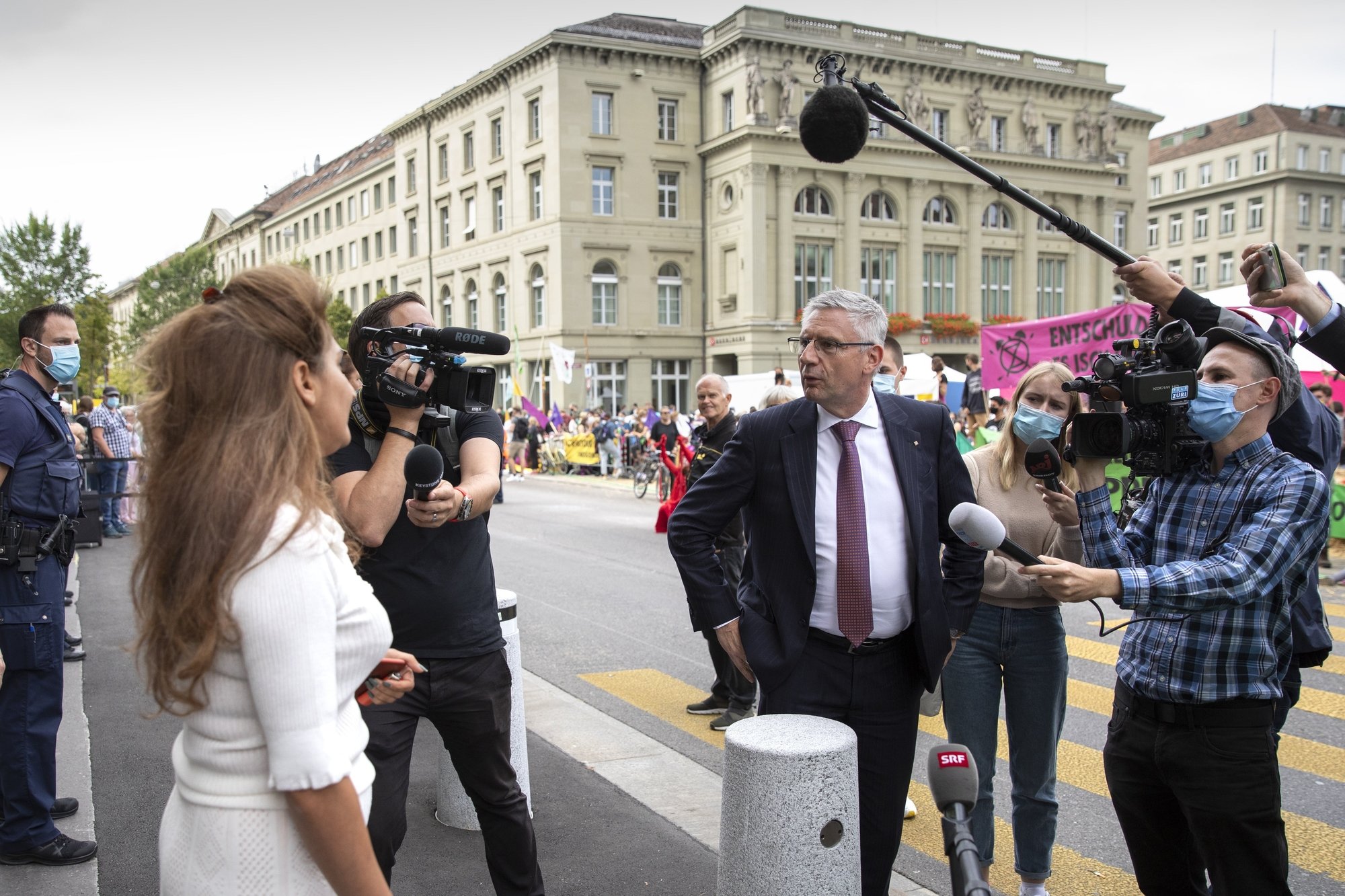 Le conseiller national UDC argovien Andreas Glarner s'en est pris à son homologue bâloise des Verts Sibel Arslan (en blanc) sur la place Fédérale ce mardi.