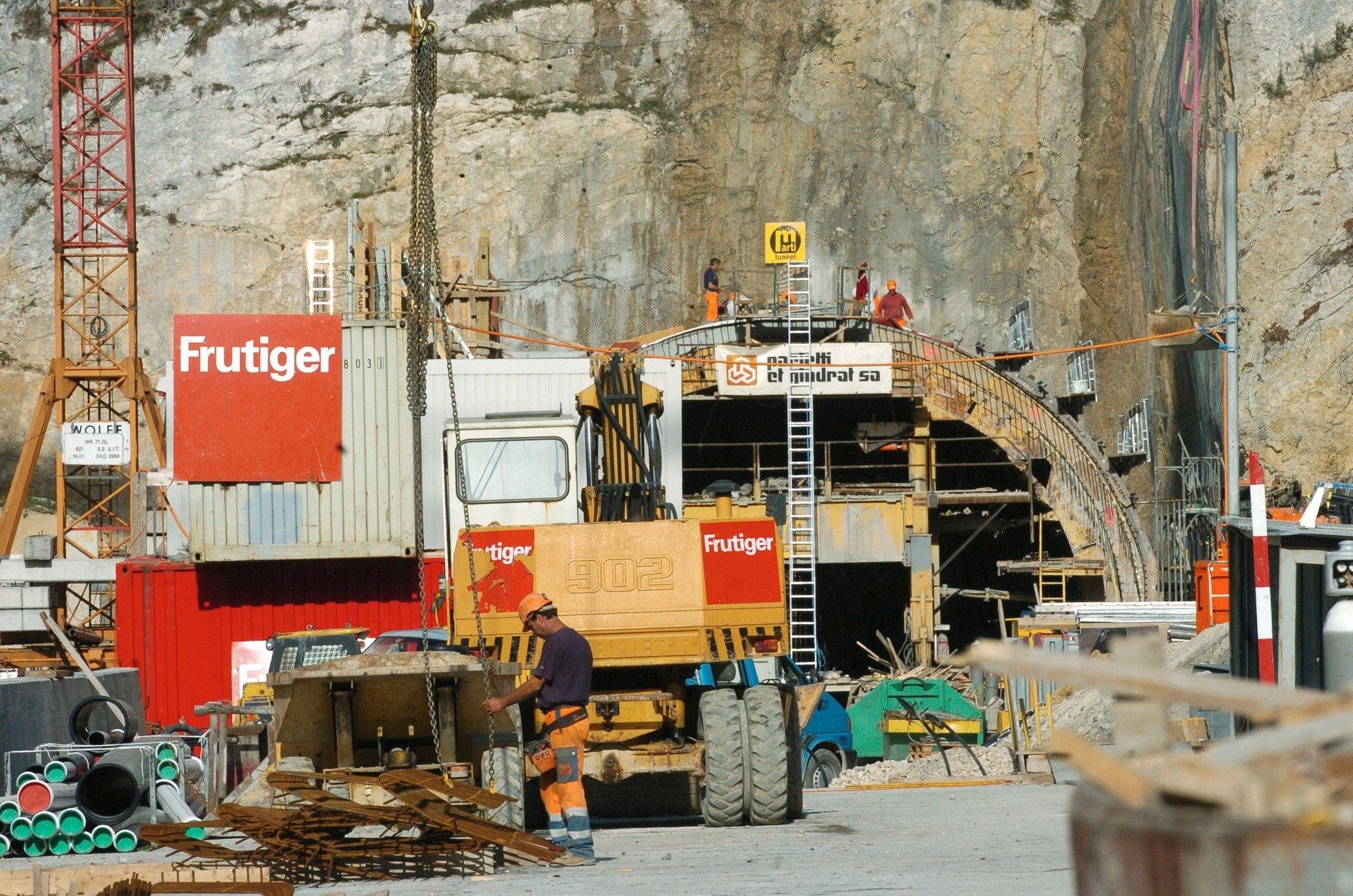 Le chantier de la Transjurane et l'histoire de autonomie jurassienne se sont mêlées à l'occasion du percement du tunnel de la Roche Saint-jean en 2004.