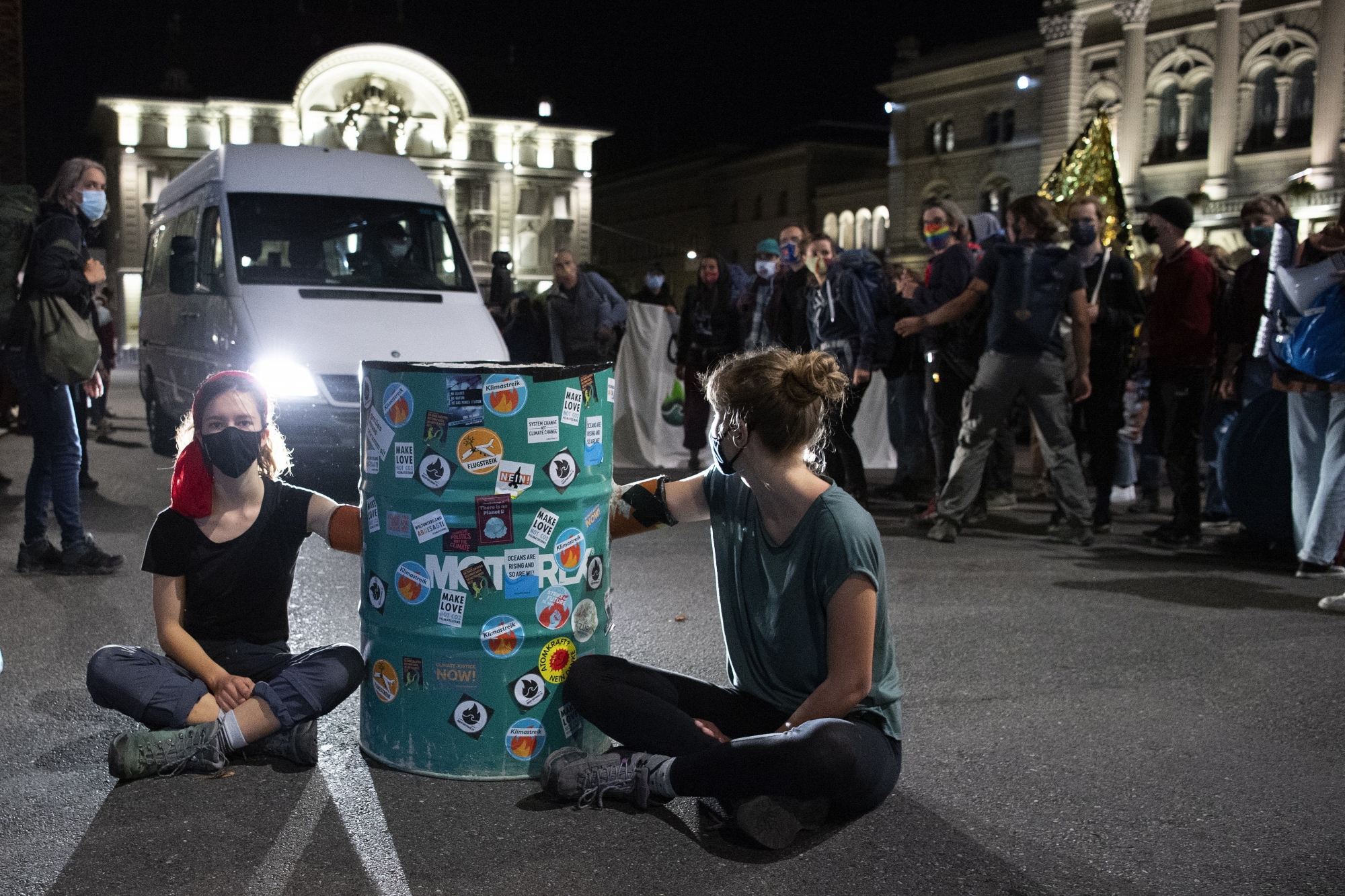 Habitués aux occupations illégales, les activistes ont développé nombre de stratagèmes pour compliquer une évacuation policière.