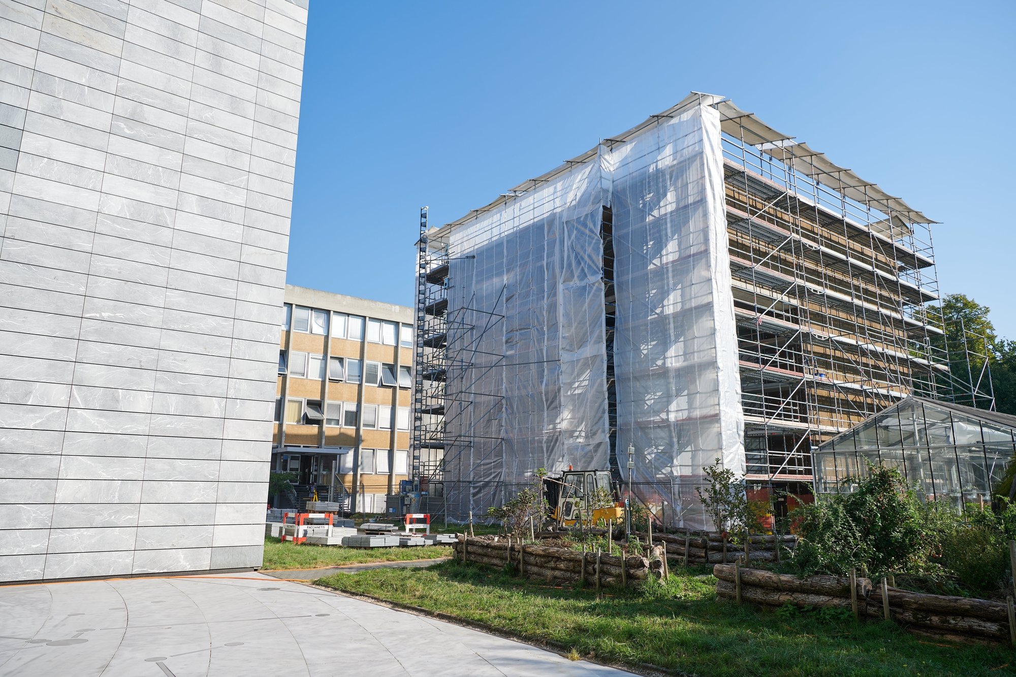 Le bâtiment (ici vu du sud, avec ses échafaudages) sera doté de panneaux photovoltaïques au début du mois prochain.