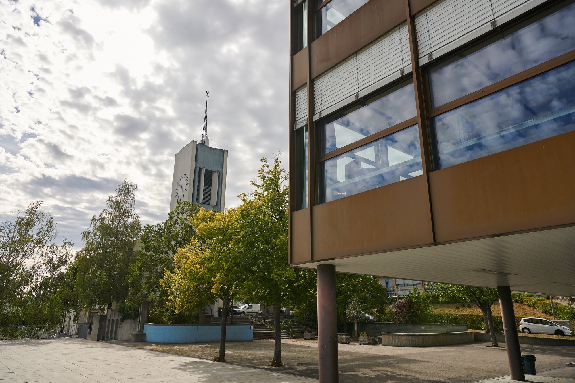 L'antenne installée sur le temple de La Coudre fait face au collège du Crêt-du-Chêne.