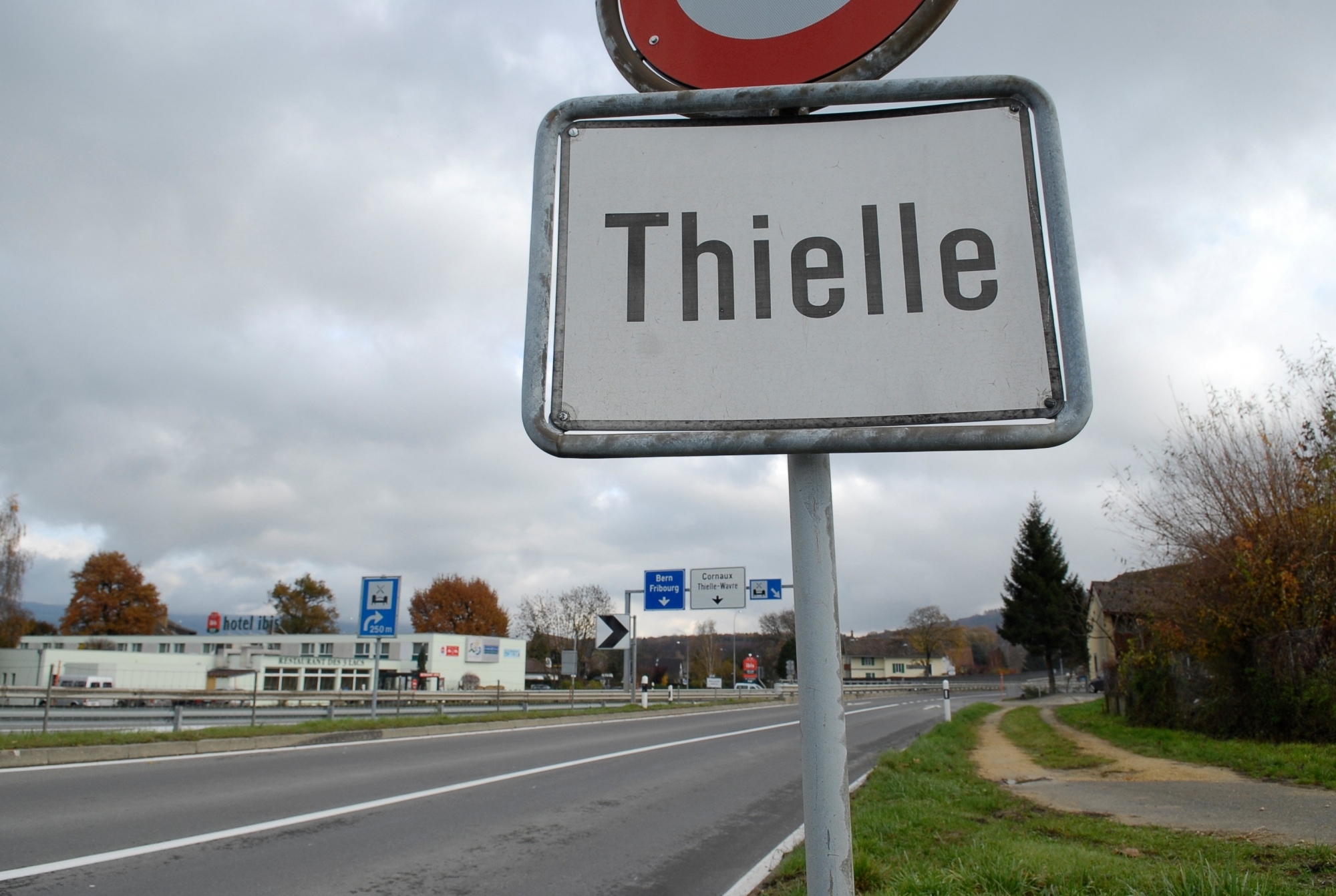 L'accident qui a fait une blessée s'est produit peu avant la sortie de l'A5 pour Thielle.