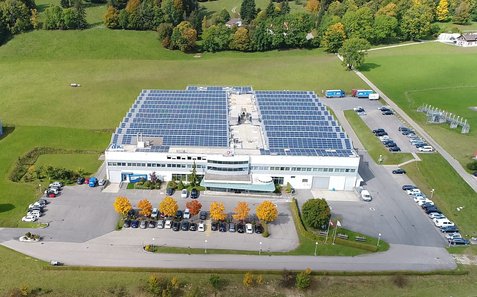 Une des plus grandes centrales photovoltaïques des Montagnes neuchâteloises, sur le toit des entreprises NID (anciennement Nagra ID) et ATM.