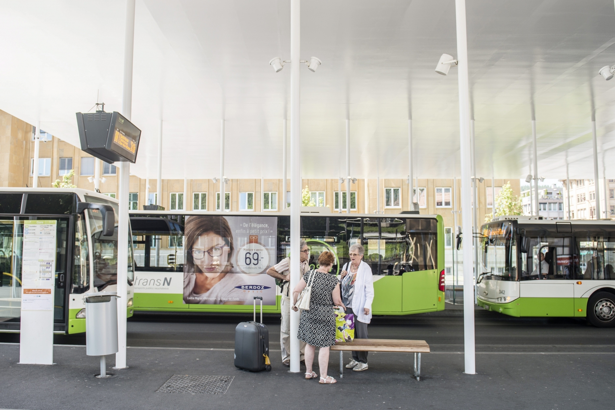 TransN, ici ses bus à la gare routière de La Chaux-de-Fonds, modifie ses horaires en soirée dès ce lundi.