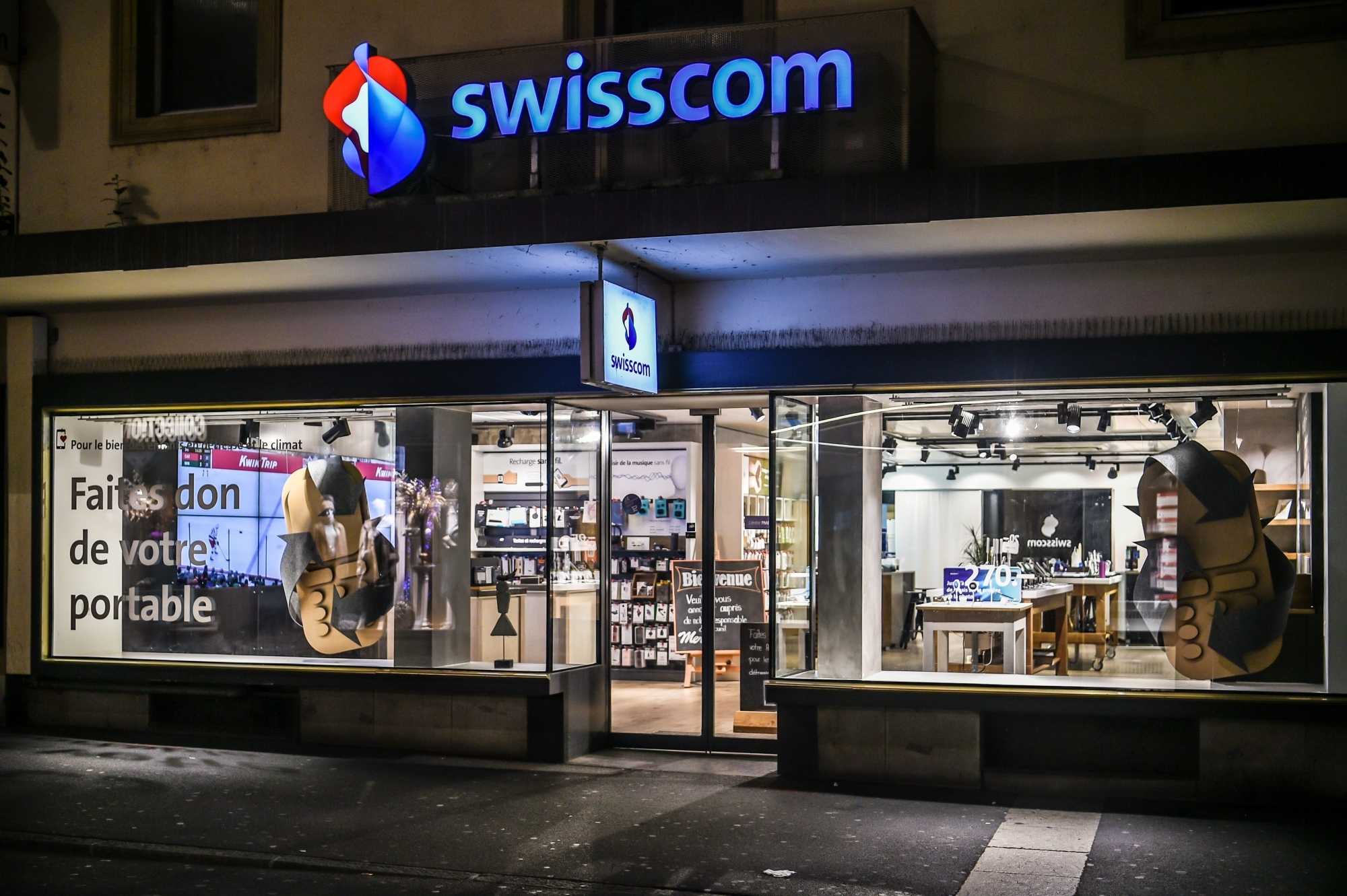 Swisscom (ici son magasin de Neuchâtel) va fermer un de ces sites à Bienne.