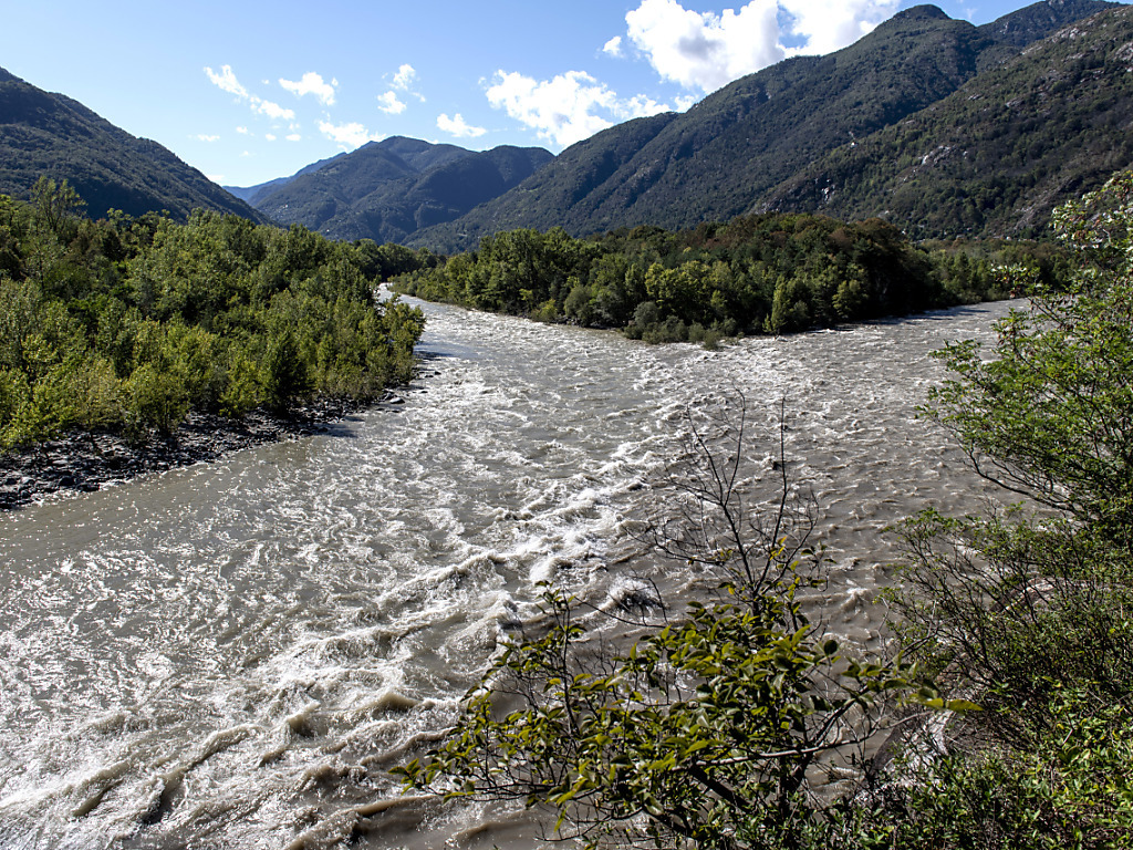 Si la rivière Maggia au Tessin a toujours un débit élevé, la situation s'est largement calmée lundi matin.