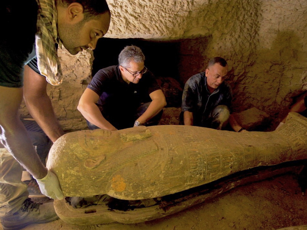 Cette nouvelle découverte s'ajoute à celle de 13 autres sarcophages au même endroit il y a une semaine, a indiqué le ministère des Antiquités
