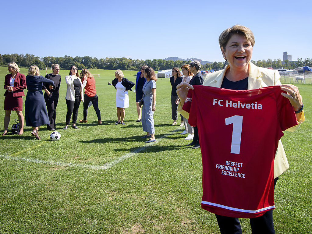 La conseillère fédérale Viola Amherd a salué la création de la première équipe féminine au Parlement, le FC Helvetia, constitué de conseillères nationales et aux Etats issues de tous les partis politiques.