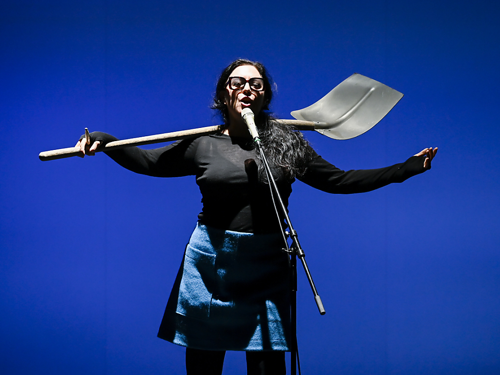 Munie d'une pelle qu'elle a transformé en instrument, Erika Stucky et son comparse se sont lancés dans une interprétation d'un morceau de Jimmy Hendrix avant de finir en yodle.