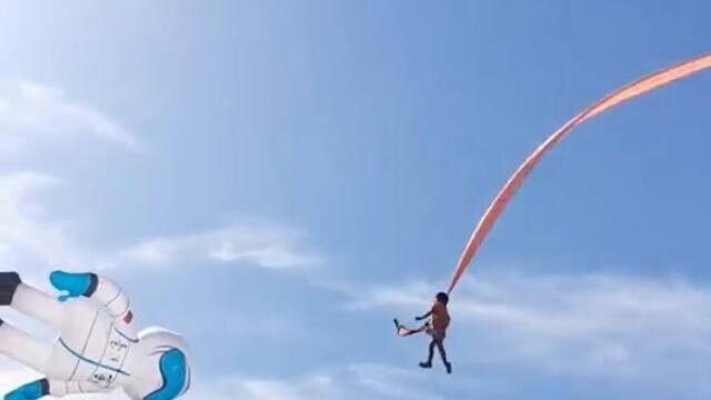 La petite fille a été projetée dans les airs.