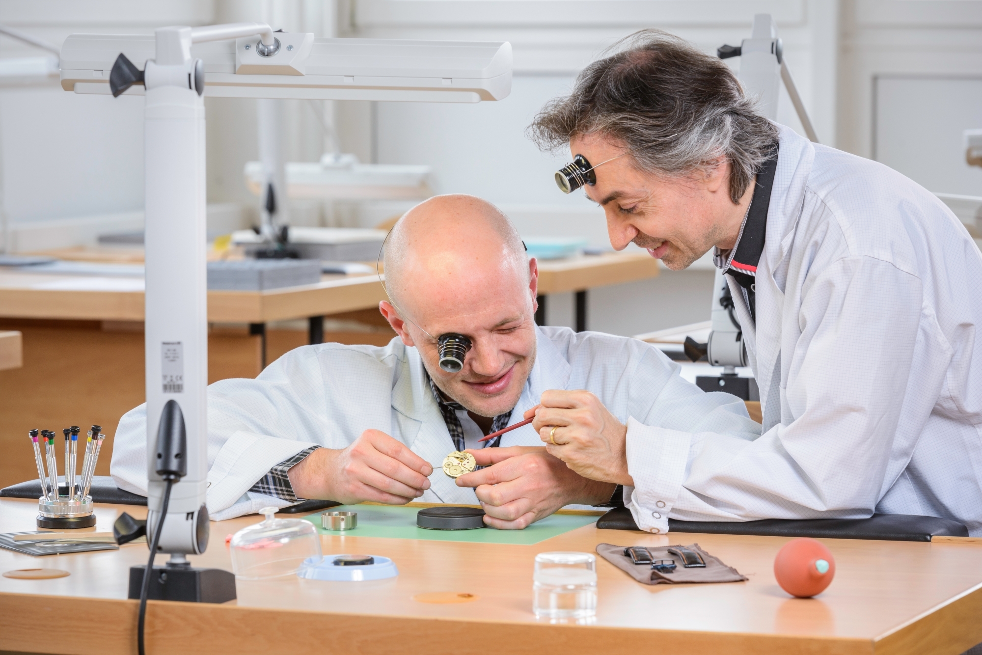 Le temps d’une demi-journée, des horlogers permettent au grand public de se glisser derrière leur établi pour assembler leur propre montre mécanique.