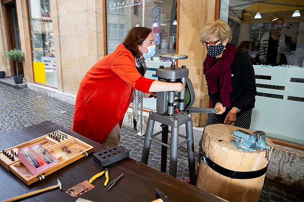 L'atelier de bijouterie a remporté un joli succès, samedi à l'occasion de la Balade chez l'artisan dans le quartier du Neubourg.