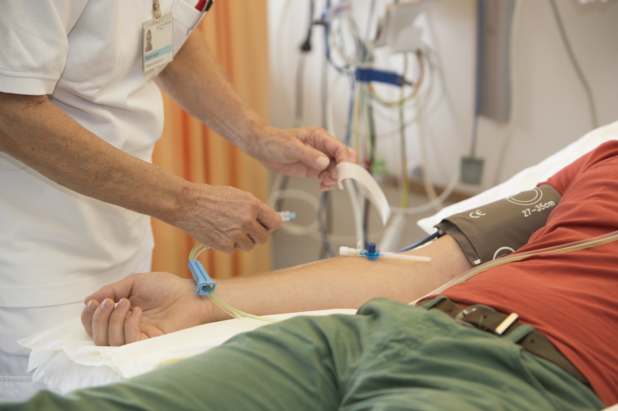 Un donneur donne des cellules souches de son sang: une chance de survie pour les patients malades du cancer.