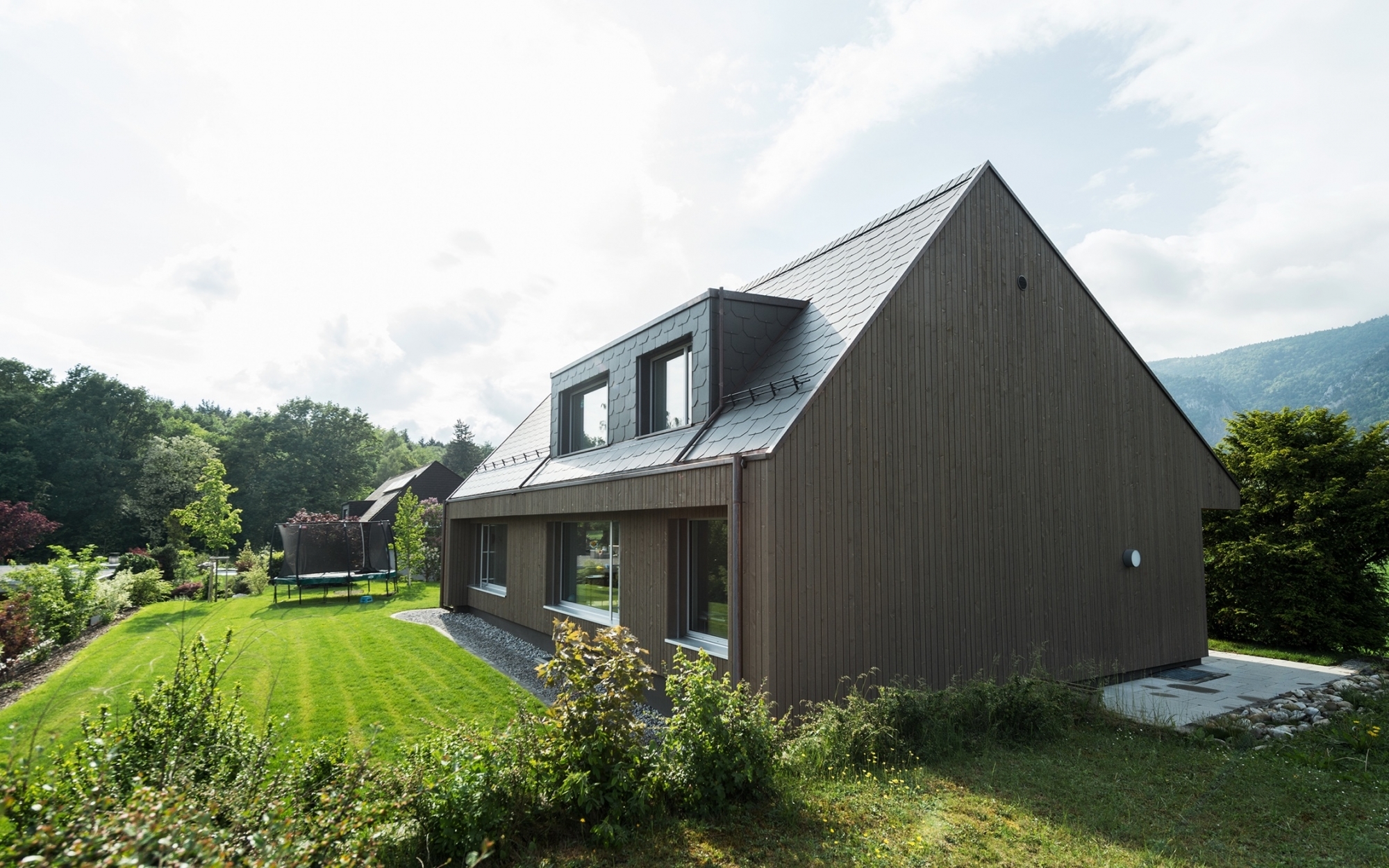 Symbole du programme bâtiment, cette maison individuelle de Langendorf, construite en 1971, a bénéficié d'une nouvelle enveloppe à base de bois assurant une excellente isolation.